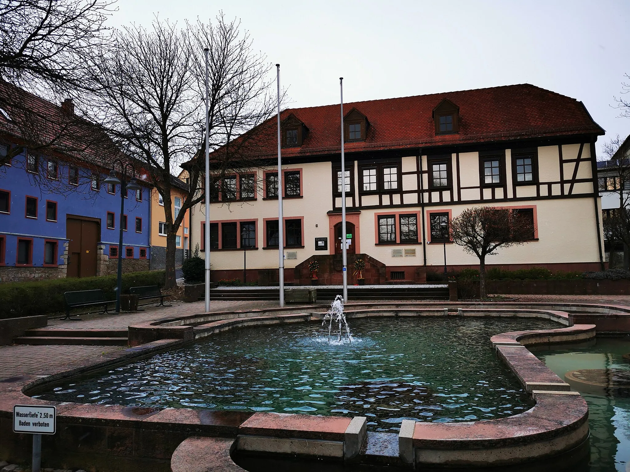 Photo showing: 2021-04-06 Rathaus in Großrinderfeld mit großem Brunnen davor