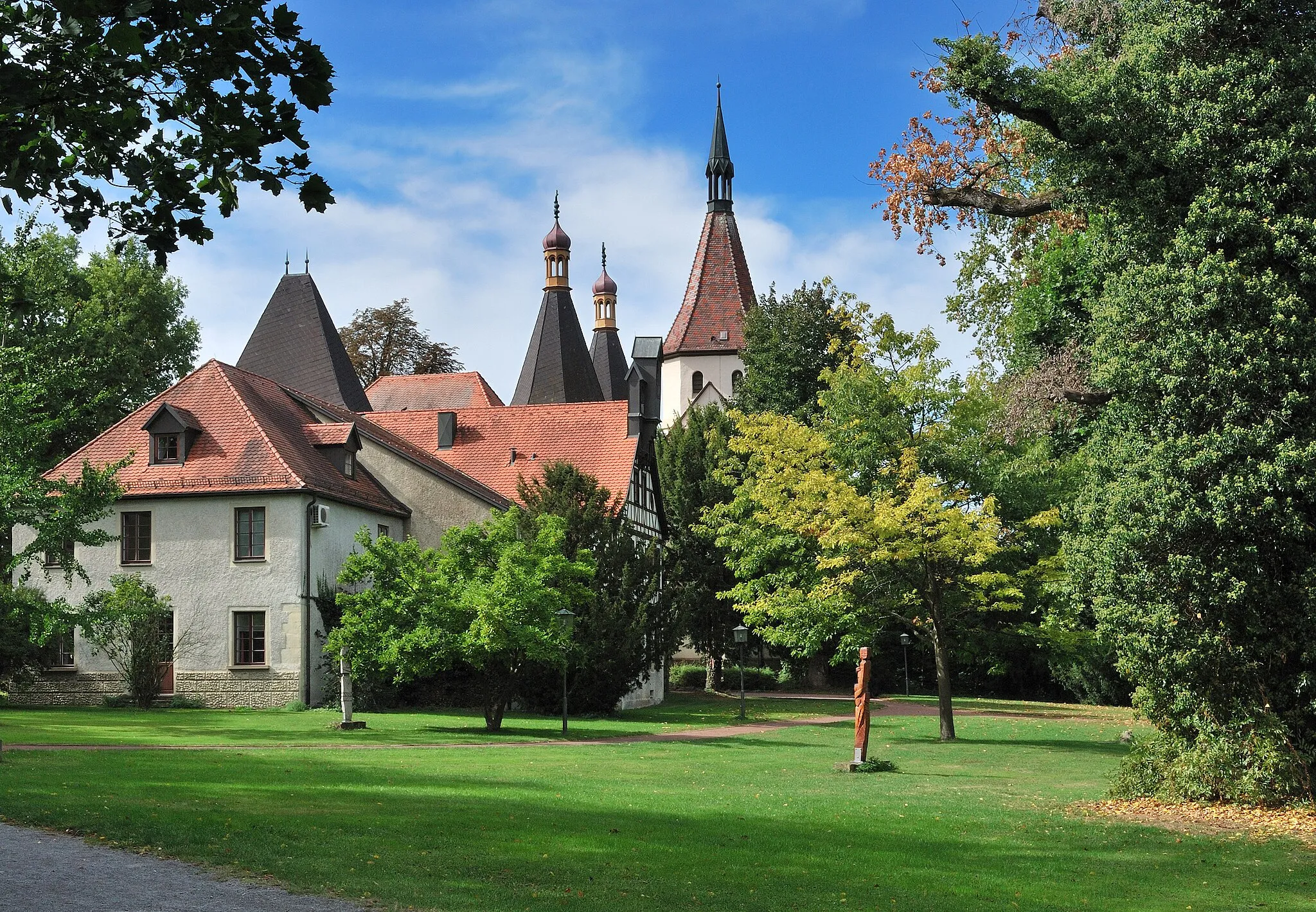 Photo showing: The castle garden in Hemmingen in the German Federal State Baden-Württemberg. In the background is seen the castle Hemmingen and the tower of the protestant Saint Lawrence Church.