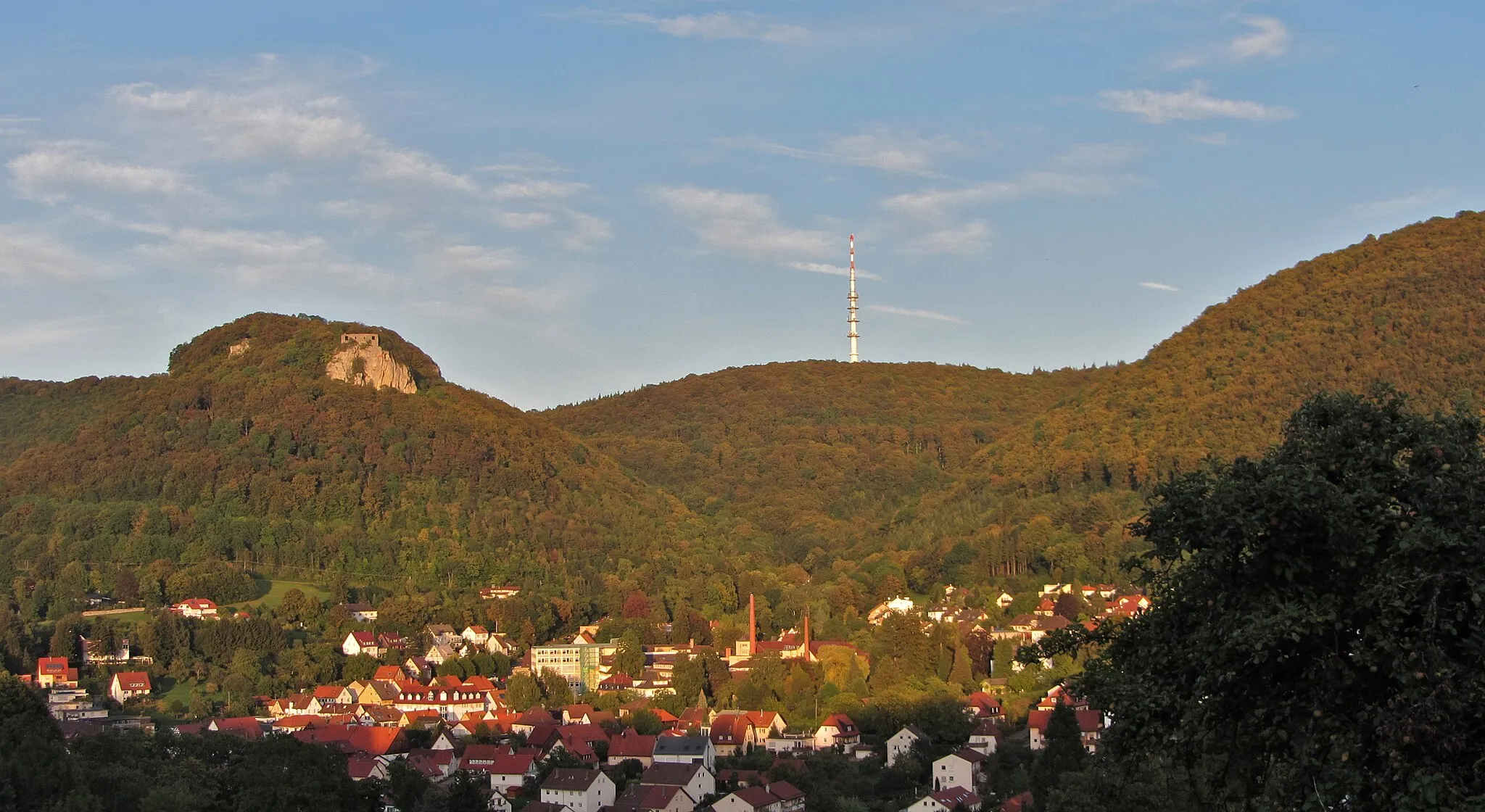Photo showing: Ruine Rosenstein und Fernsehturm, im Vordergrund die Stadt Heubach
