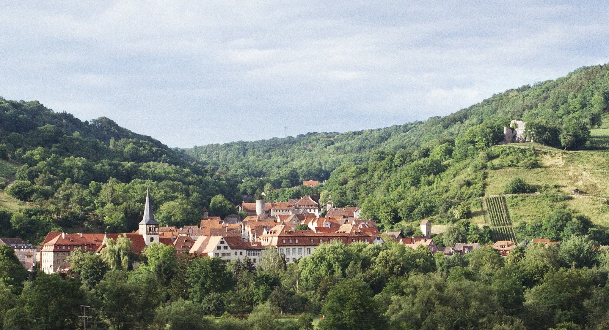 Photo showing: Ingelfingens Altstadt und die Burgruine Lichteneck vom Nordhang des Kochertals aus gesehen.