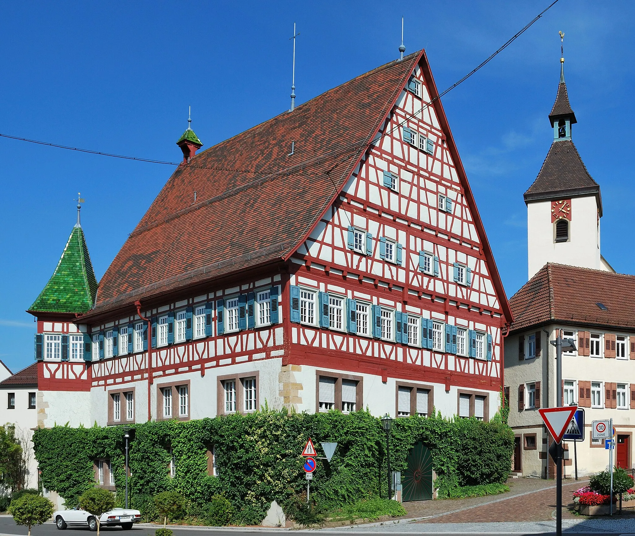 Photo showing: The municipal hall in Münchingen, Baden-Württemberg, Germany. The timber framed building from 1687 was rebuild in 1956/57. On the right side is seen the tower of the Johanneskirche.