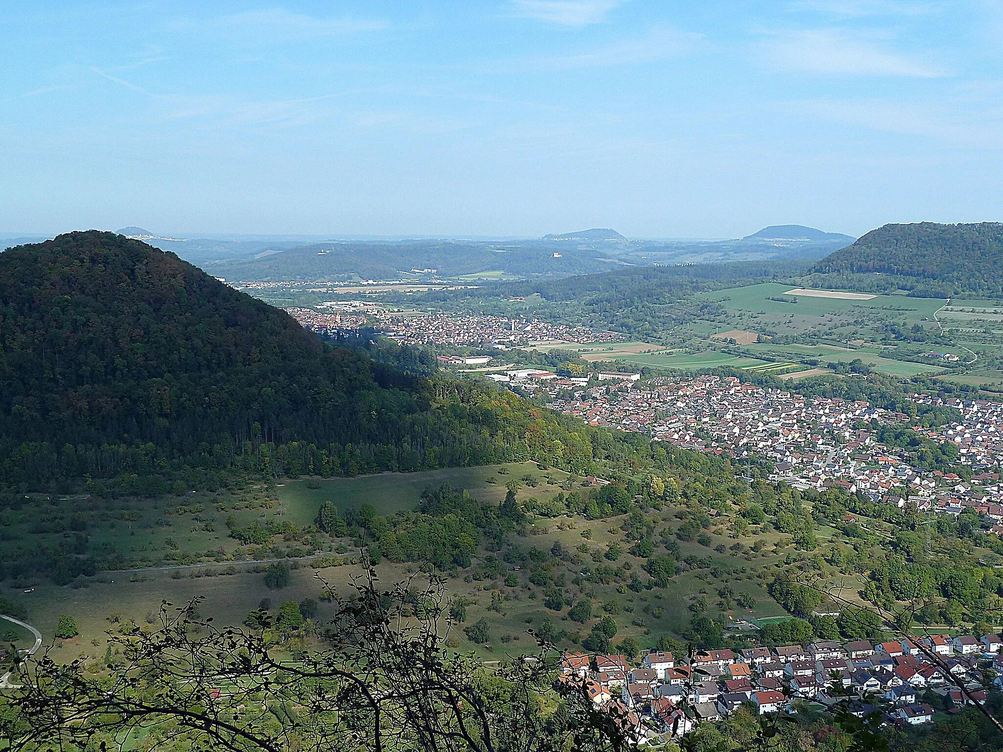 Photo showing: Blick vom Ramsfelsen auf Kuchen, Gingen und die Kaiserberge