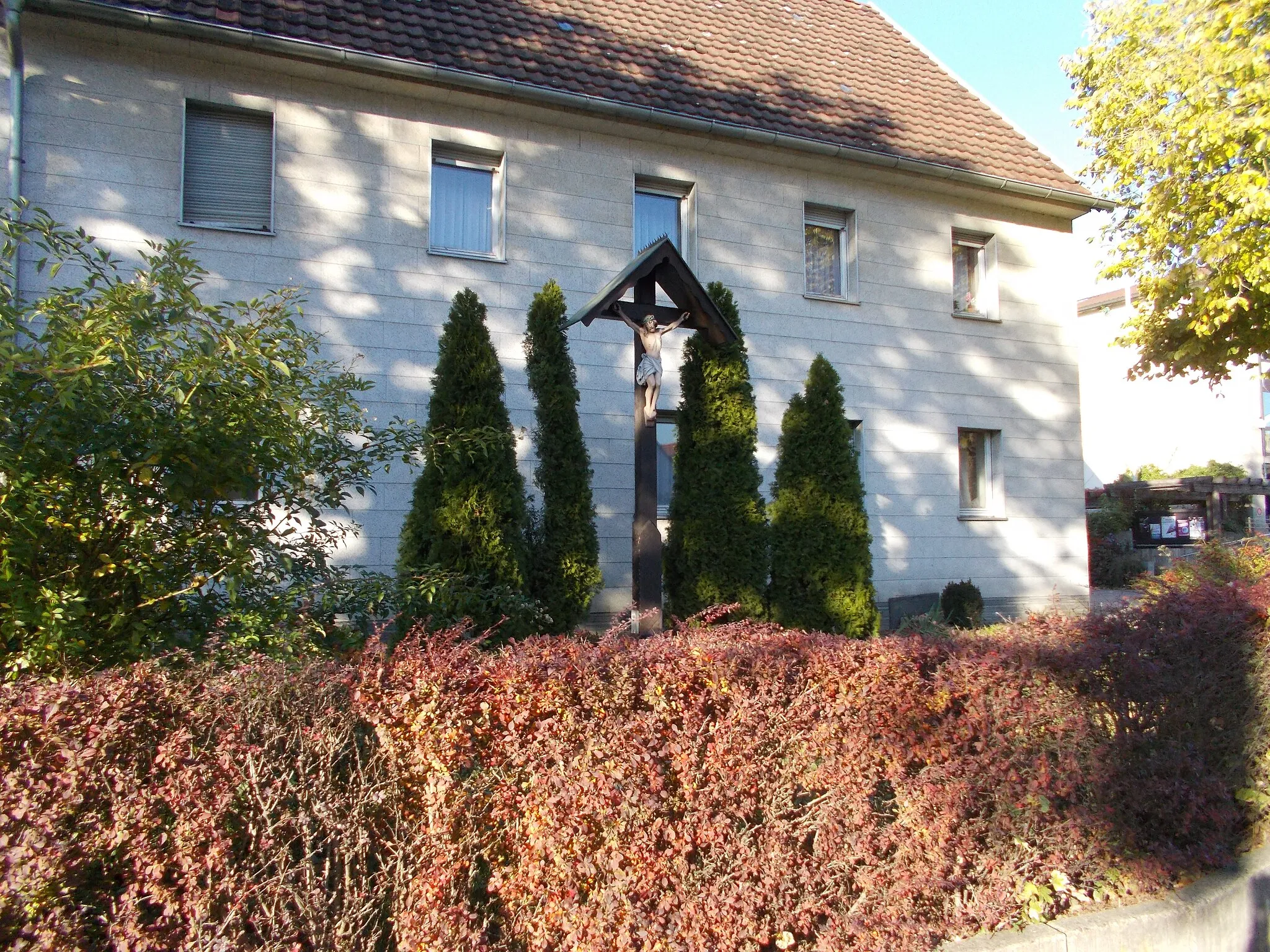 Photo showing: Kreuz im Vorgarten zur Hauptstraße in Mögglingen