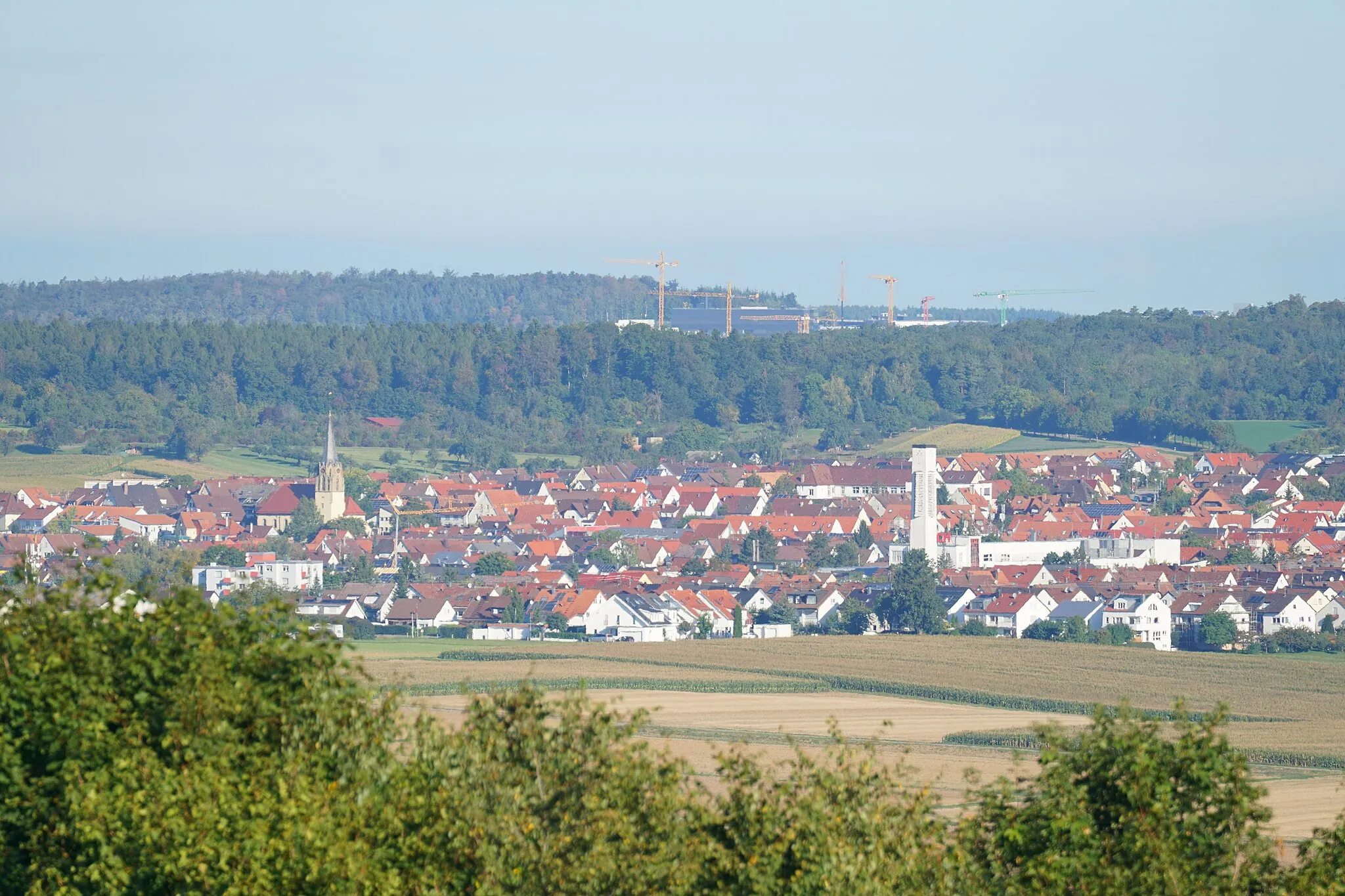 Photo showing: View of Rutesheim form Eltinger Blick. The Porsche Development Center of Weissach can be seen in the background.