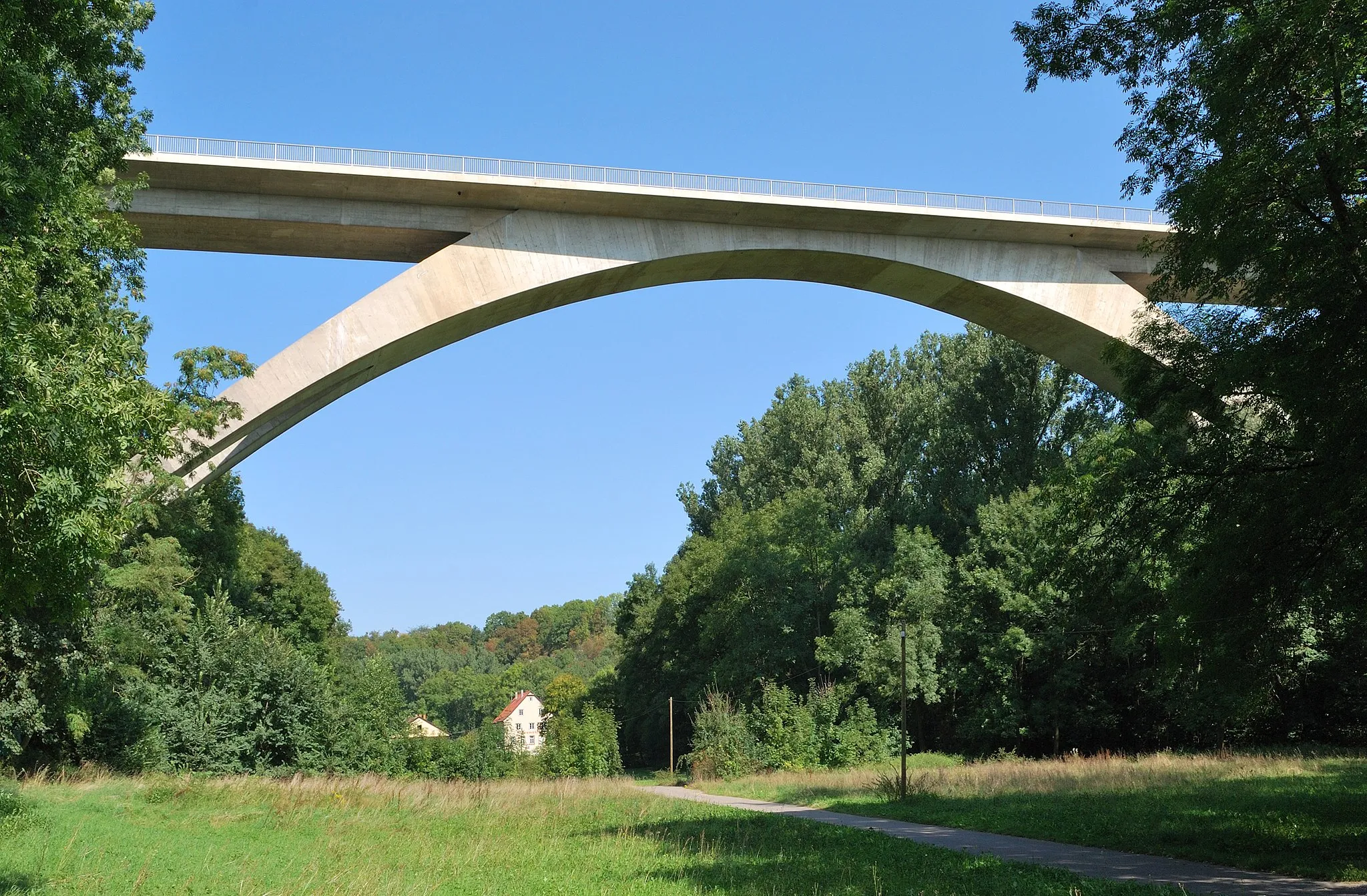 Photo showing: Viaduct of the German national road B10 over the valley of the river Glems nearby Schwieberdingen in Baden-Württemberg in Germany.