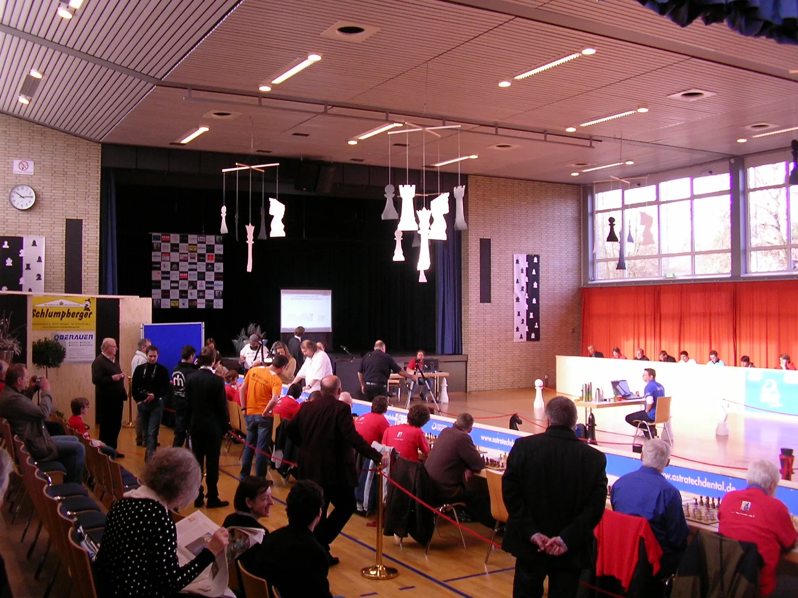 Photo showing: Marc Lang (rechts im blauen T-Shirt) spielt Blind-Simultan an 46 Brettern in Sontheim an der Brenz, Weltrekord November 2011.