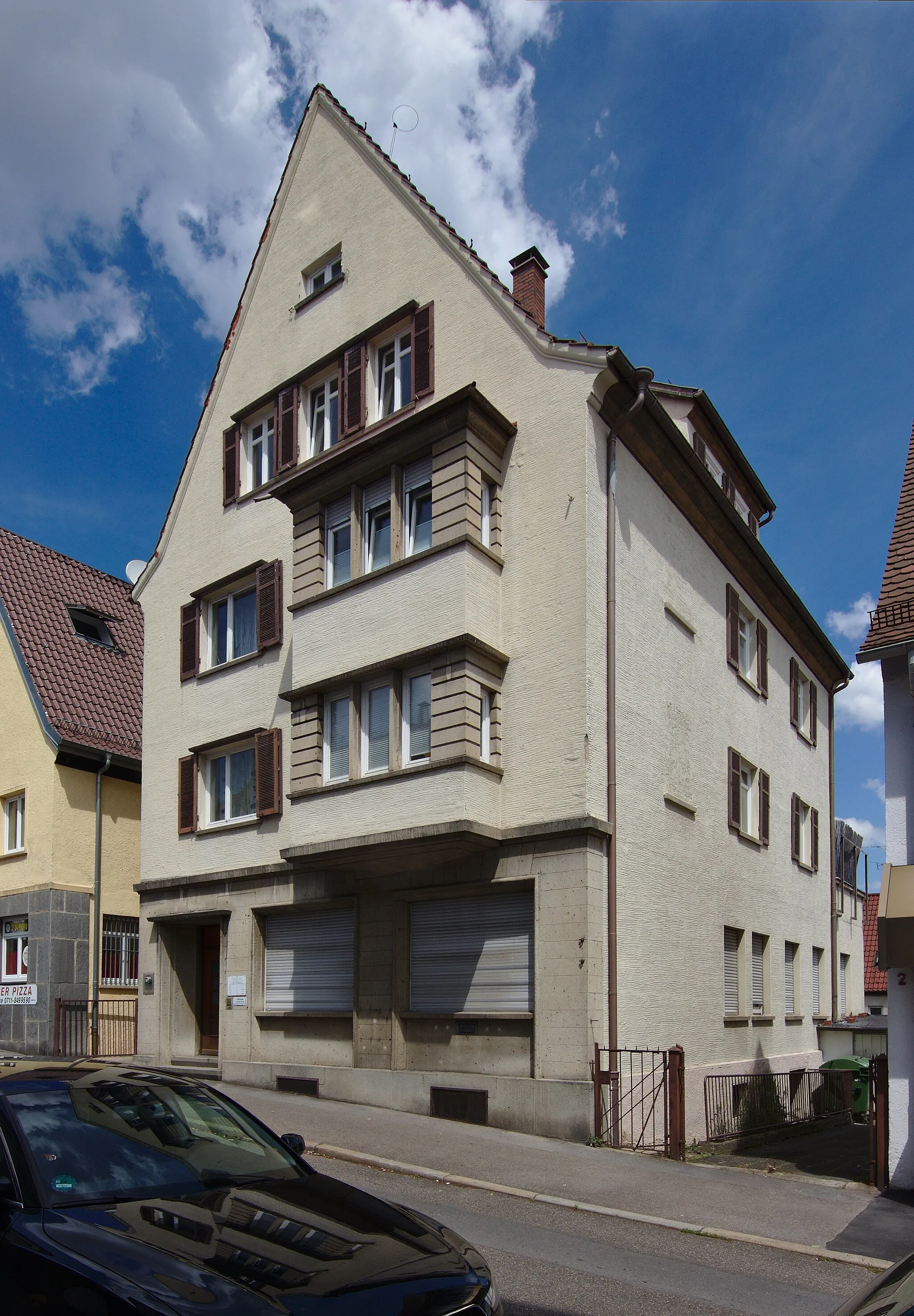 Photo showing: Mietshaus mit Ladenlokal Linzer Straße 4 in Stuttgart-Feuerbach. Erbaut 1929 von Carl Bengel im Stil des Expressionismus. Geschützt nach § 2 DSchG