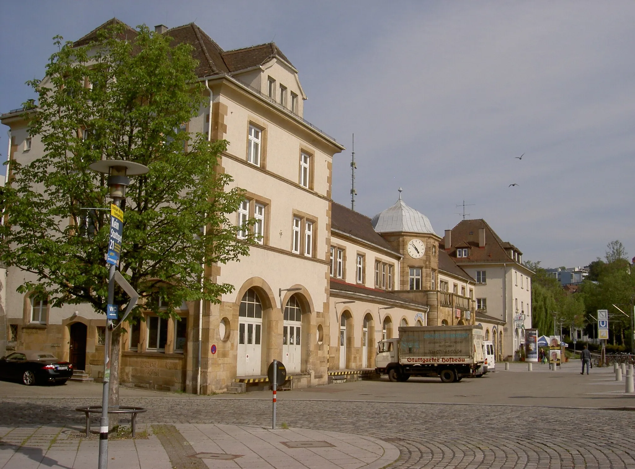 Photo showing: Empfangsgebäude des Feuerbacher Bahnhofs