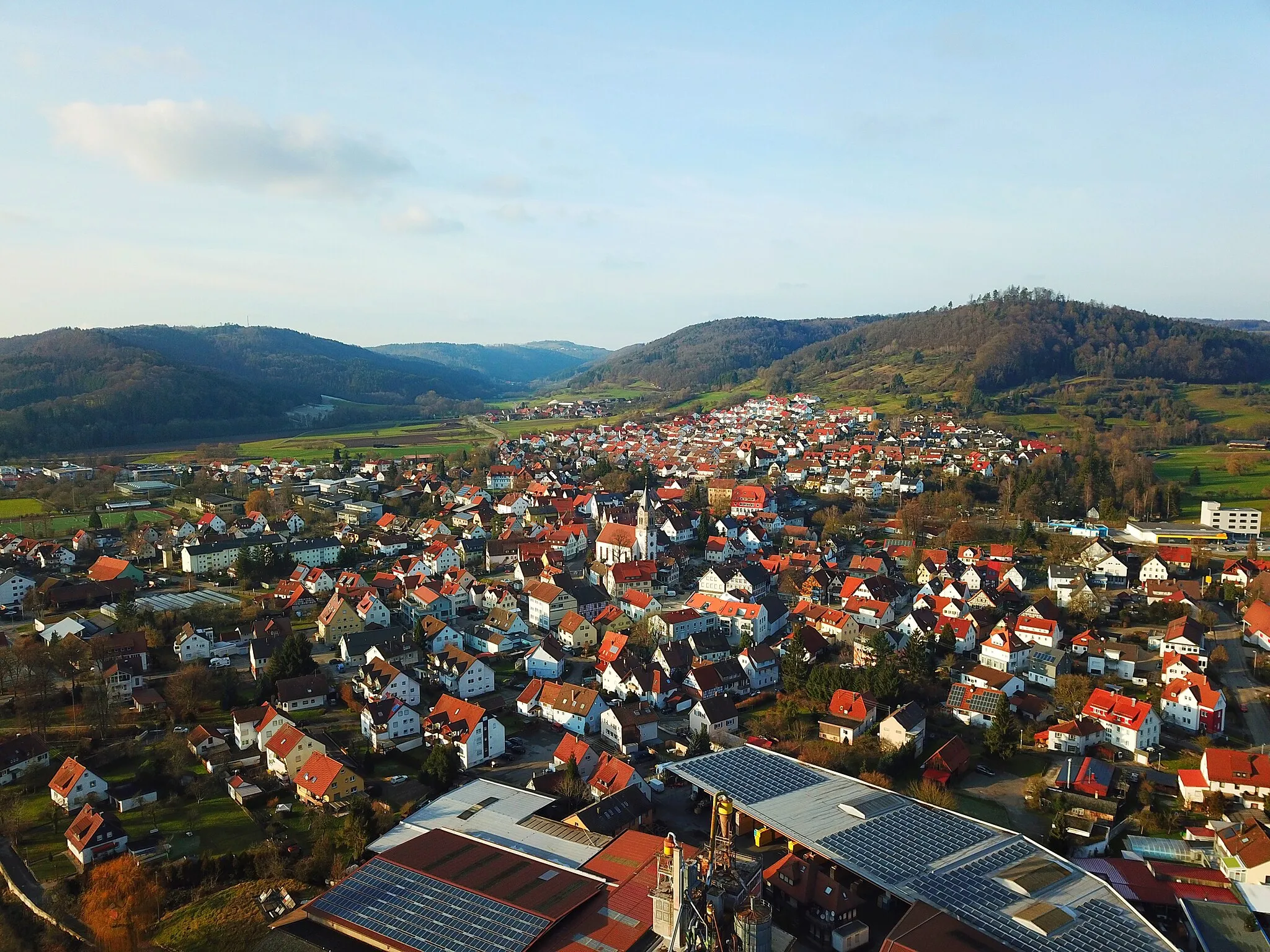 Photo showing: Blick auf Sulzbach an der Murr von Südosten. Im Hintergrund das Untertal der Spiegelberger Lauterl