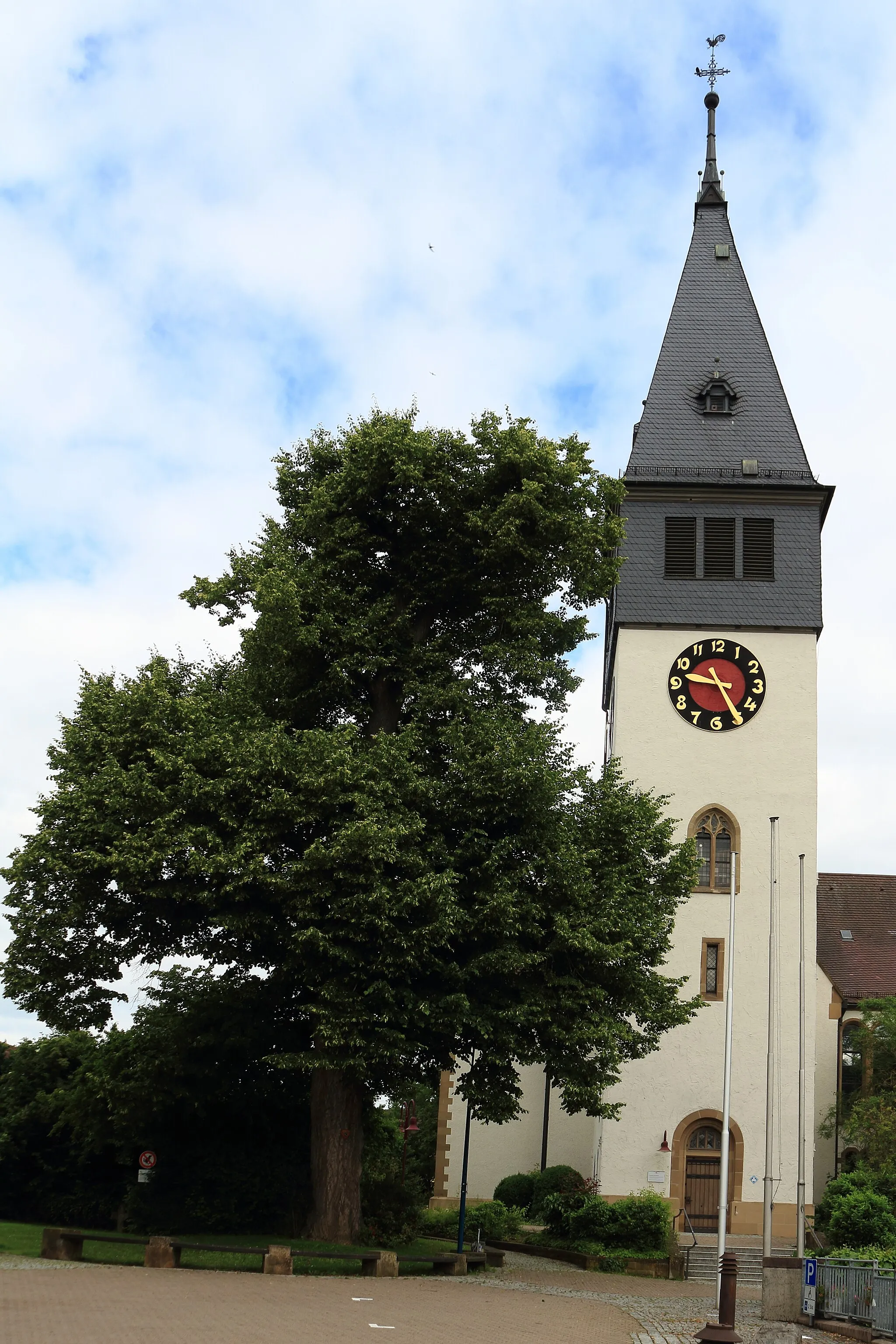 Photo showing: END (Einzelstehendes Naturdenkmal) "Linde" mit der Kennung 81250980001 zwischen der Johanneskirche und dem Rathaus Untergruppenbach, daneben im Bild der Kirchturm