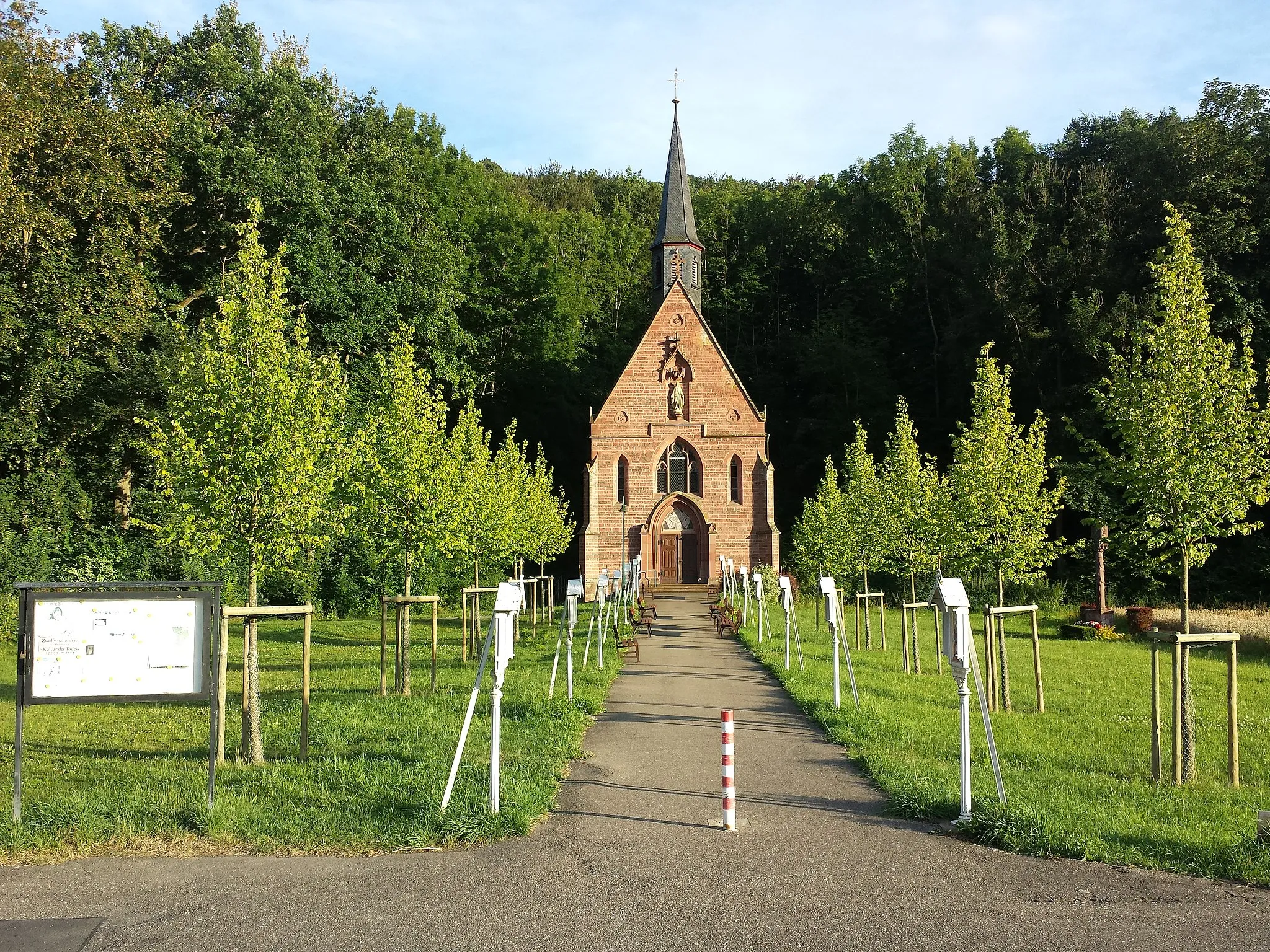 Photo showing: Die Wallfahrtskapelle Liebfrauenbrunn liegt etwa 2 km außerhalb Werbachs im Welzbachtal in Richtung Werbachhausen.
Im 15. Jahrhundert wurde die Kapelle der Muttergottes geweiht.

Das Wasser der Quelle, die sich unter der Kapelle befindet, wird von Gläubigen mit Vertrauen auf die Fürsprache der Muttergottes in Krankheiten, besonders bei Augenleiden gebraucht.