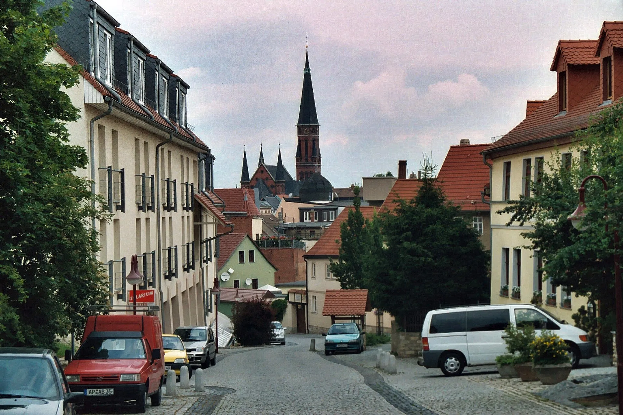 Photo showing: Apolda, the street "Jenaer Straße", view to the Luther church