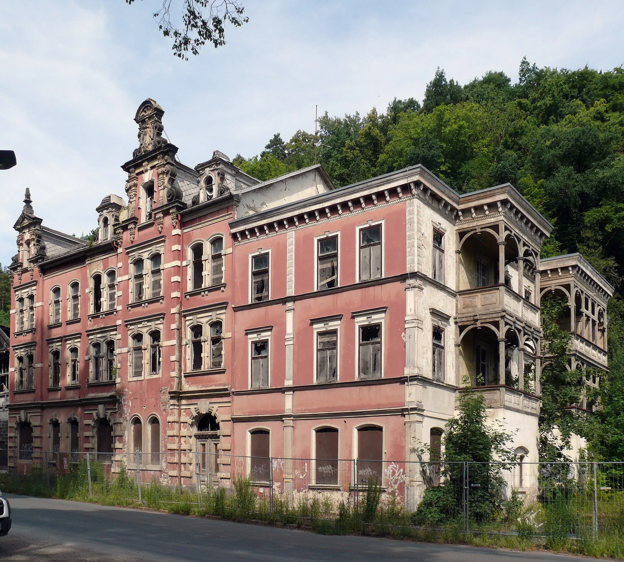 Photo showing: Bad Blankenburg (Thuringia, Germany): Southeast facade of the former Hotel Chrysopras (built about 1890?) at the entrance of the Schwarza valley, seen from east.