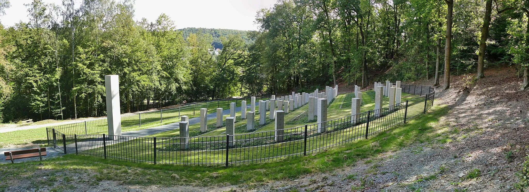 Photo showing: Cemetery of the victims of the KZ Buchenwald satellite camp "Schwalbe V" on Baderberg near Berga/Elster