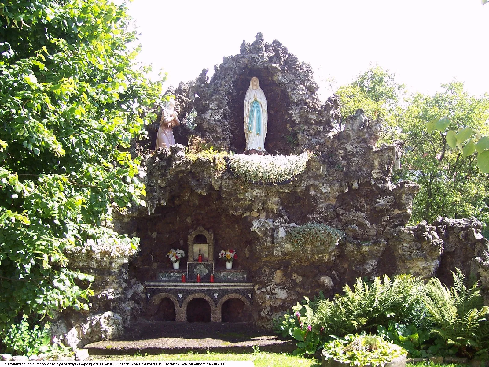 Photo showing: Bischofferode - Natursteingrotte neben der Kirche