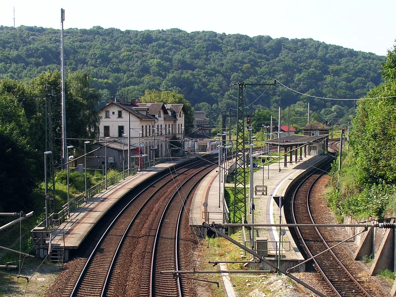 Photo showing: Railroad Station Camburg Saale ("Saalbahn", founded may 1st, 1874) in Thuringia, platforms, intwelocking atation, railroad Tracka photo Wolfgang Pehlemann DSCN2460