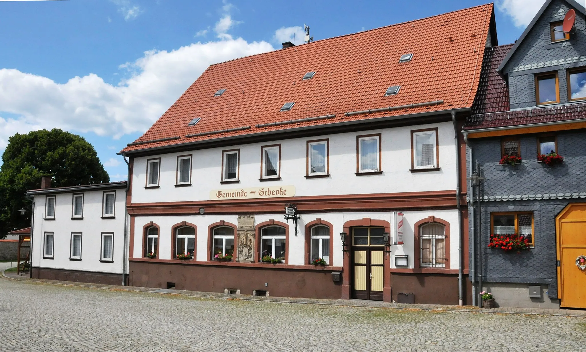 Photo showing: Crawinkel, Am Markt, Gemeindeschenke