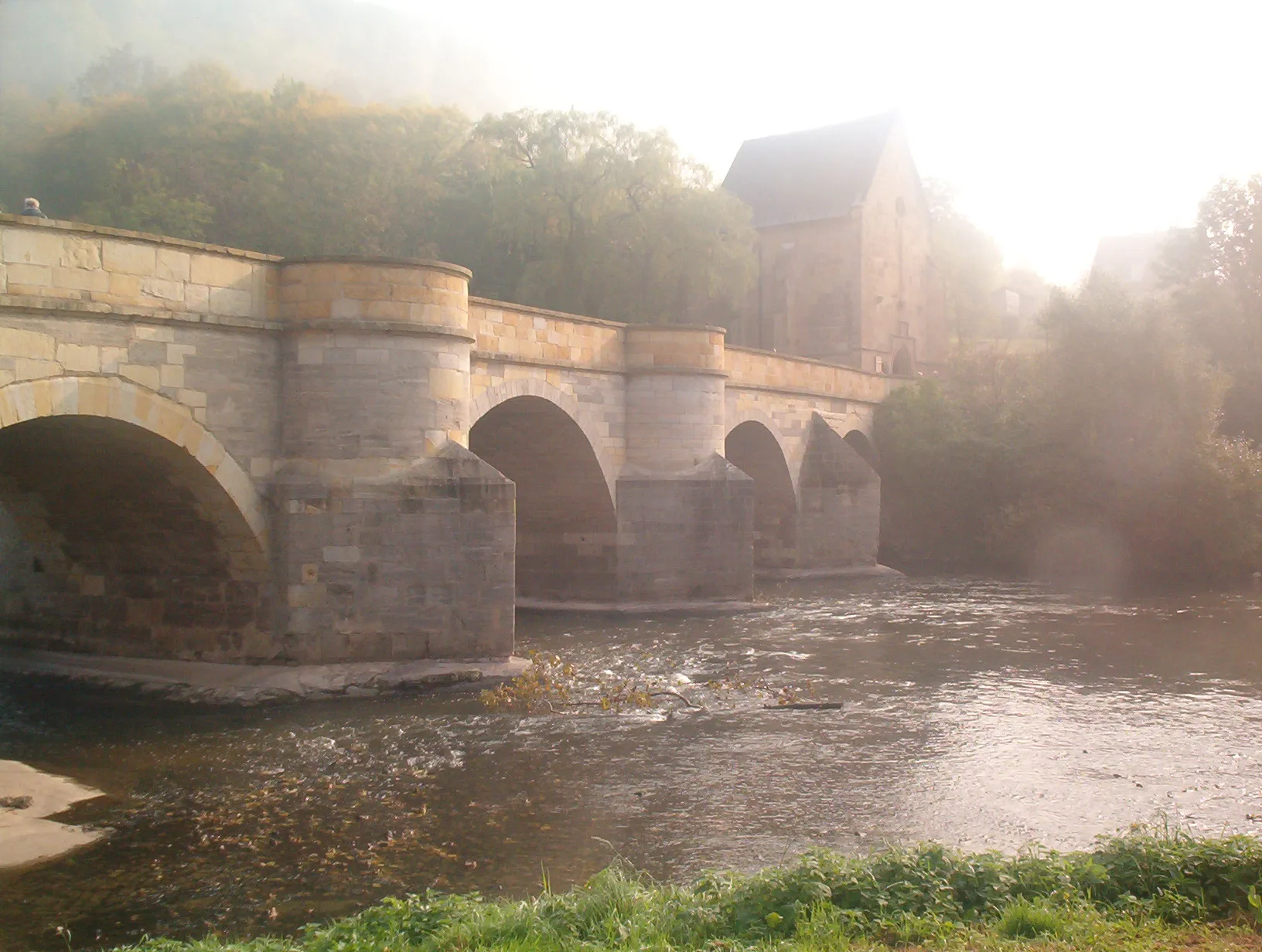 Photo showing: Werrabrücke und Liboriuskapelle in Creuzburg im Morgennebel