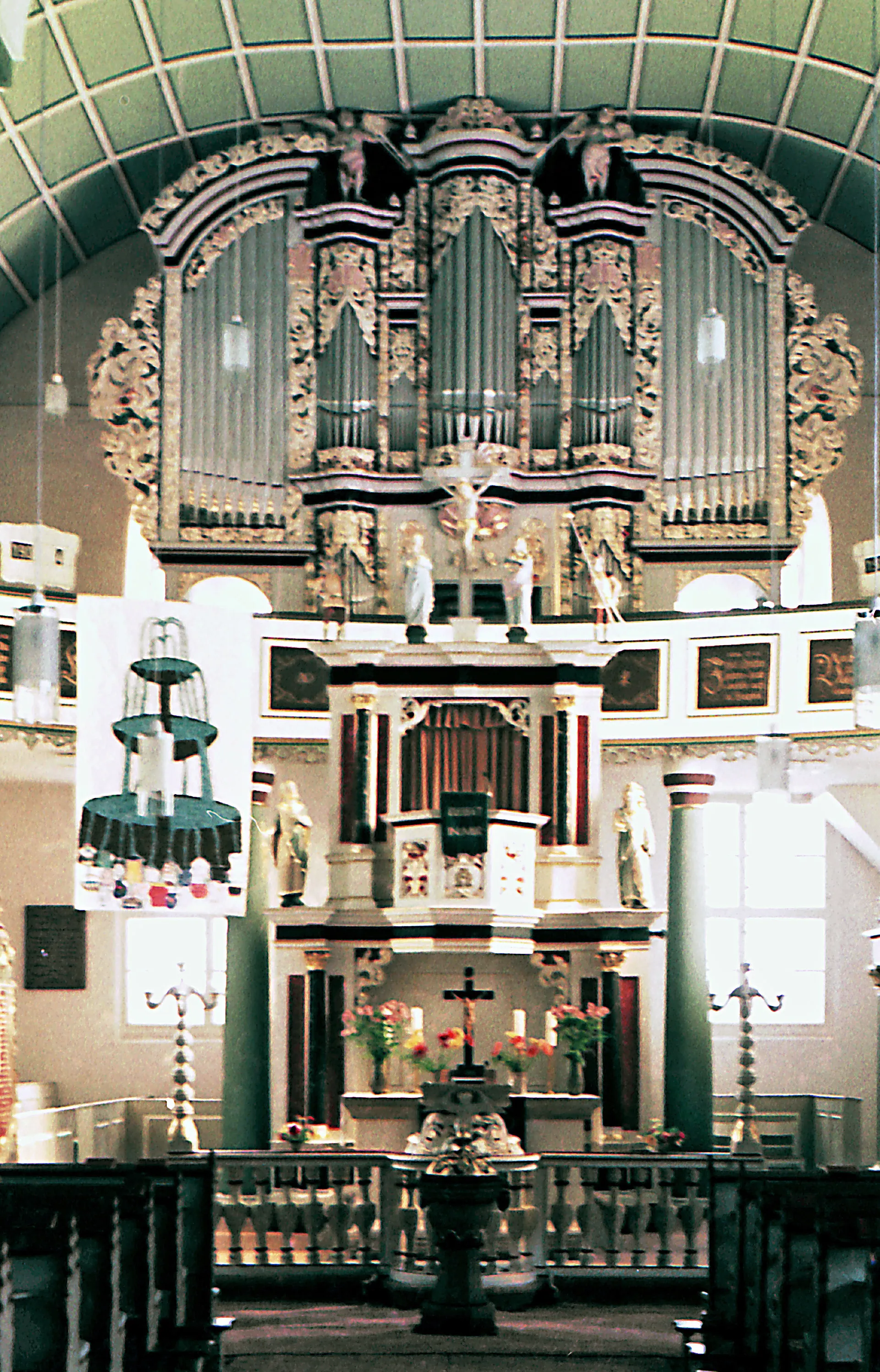 Photo showing: 06.07.1985   DDR 6205  [36466]  Dermbach/Rhön, Kirchberg (GMP: 50.716610,10.117141): 
Evangelische Pfarrkirche Heilige Dreifaltigkeit, erbaut 1714 auf den Grundmauern des 1713 wegen Baufälligkeit abgebrochenen Vorgängerbaus. Der Orgelprospekt von Johann Casper Beck aus dem Jahr 1754 ist mit zwei Posaunenengeln bekrönt und reich verziert. Die Holzpfeifen sind so gefasst, dass eine Metallimitation erzielt wird.                                                                        [F19850706A38.jpg]19850706625NR.JPG(c)Blobelt