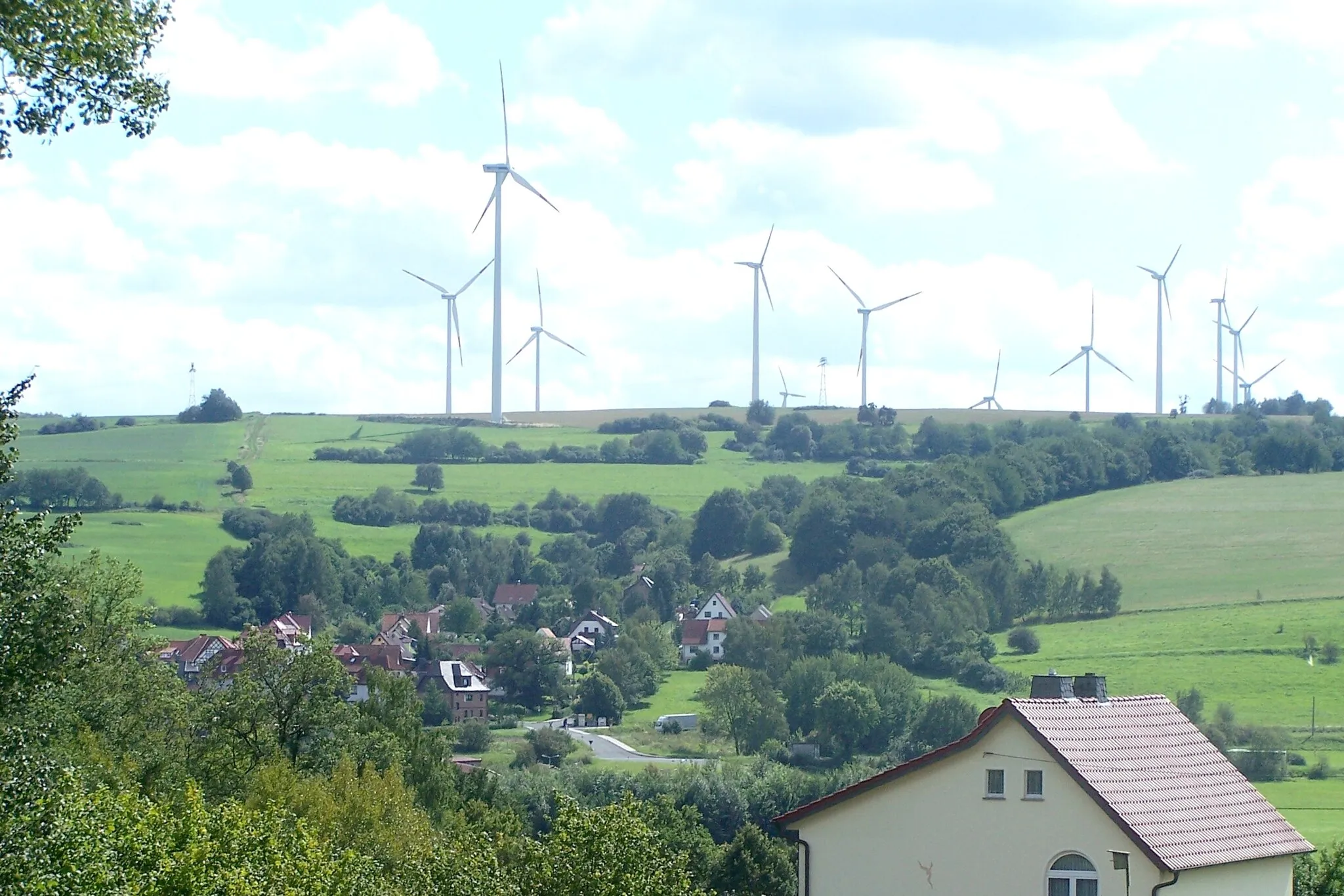 Photo showing: Die sogenannte Kolonie - eine Vorortsiedlung am Ortsrand von Dorndorf. Im Hintergrund der Windpark bei Dorndorf.