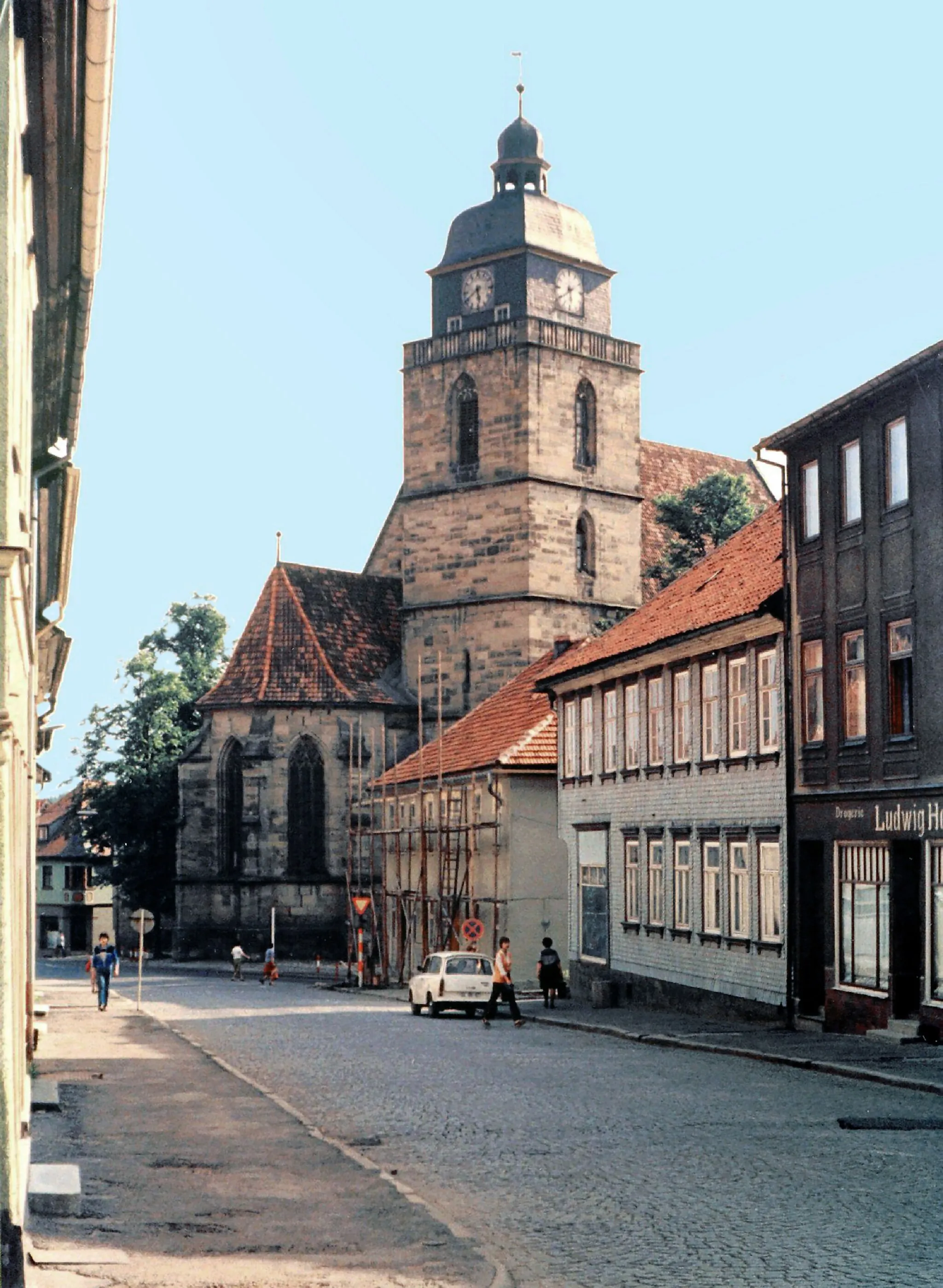 Photo showing: 11.07.1985  DDR 6120  [98673]  Eisfeld, Kirchplatz (GMP: 50.425190,10.905770): Dreifaltigkeitskirche St. Nikolai, dreischiffige spätgotische Hallenkirche. Baubeginn Turm 1488, Chor 1505, fertigestellt 1535. 1601 und 1632 ausgebrannt, wiederhergestellt. 1945 beschädigt, restauriert. Kassettendecke 1651. Chor mit Netzgewölbe. Reiche spätgotische Portale. Taufstein 1634, Kanzel vermutlich 1661.  [F19850711A54.jpg]19850711720AR.JPG(c)Blobelt