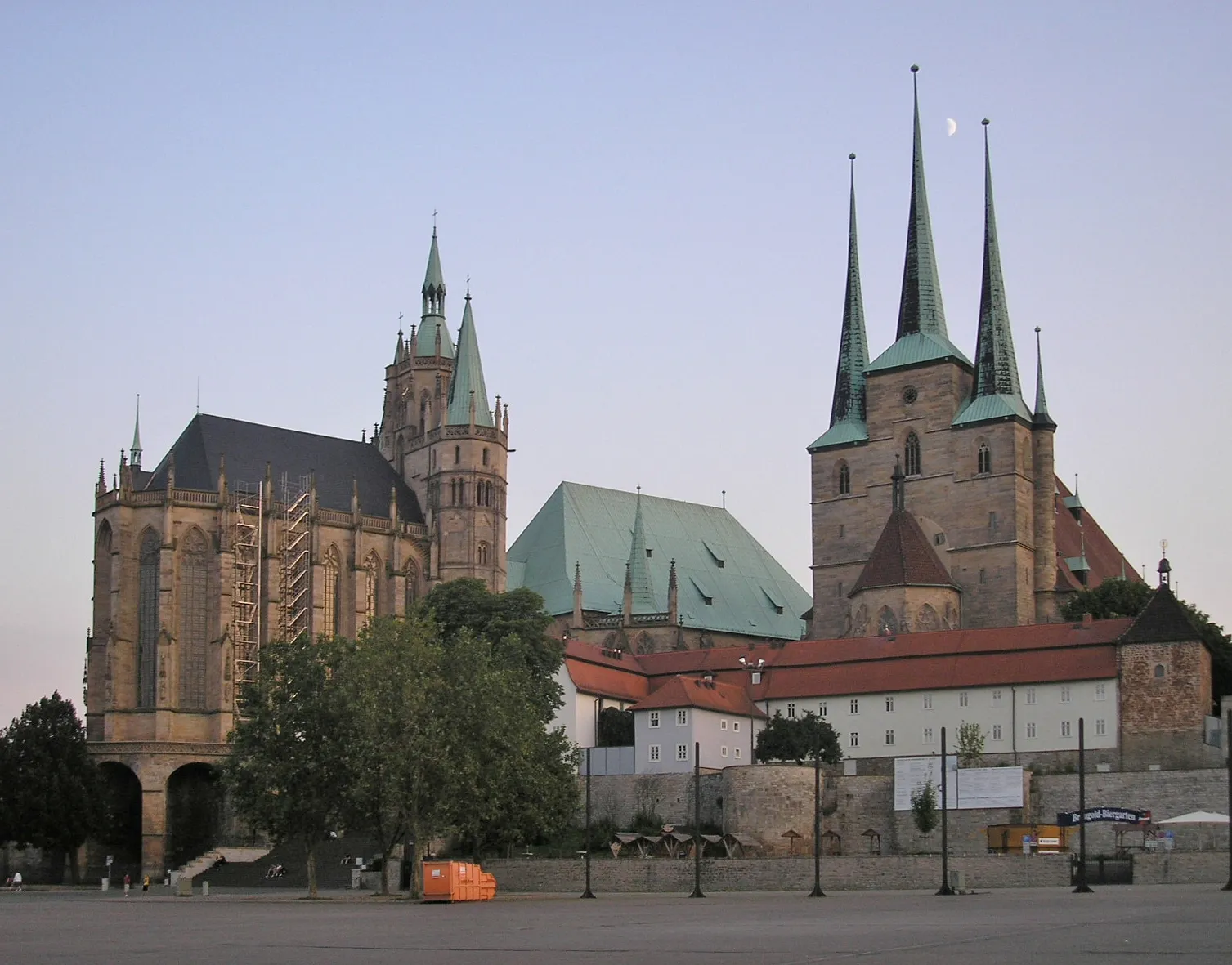 Photo showing: Blick auf den Dom und die Severikirche in Erfurt am Abend.