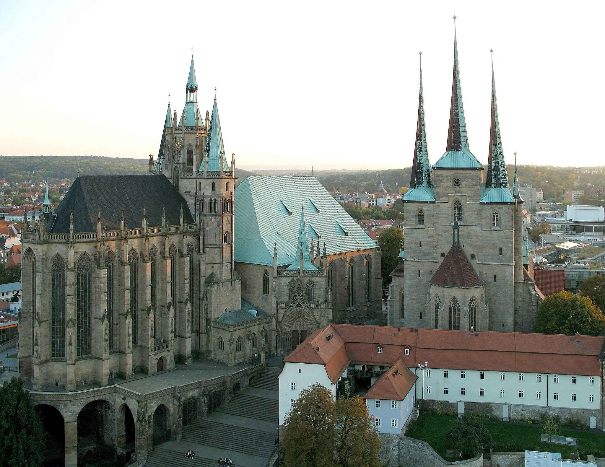 Photo showing: Erfurt Cathedral (Erfurter Dom Sankt Marien) and Church St. Severius, self shot from a Ferris Wheel at the Erfurt Oktoberfest 23rd Sept 2007