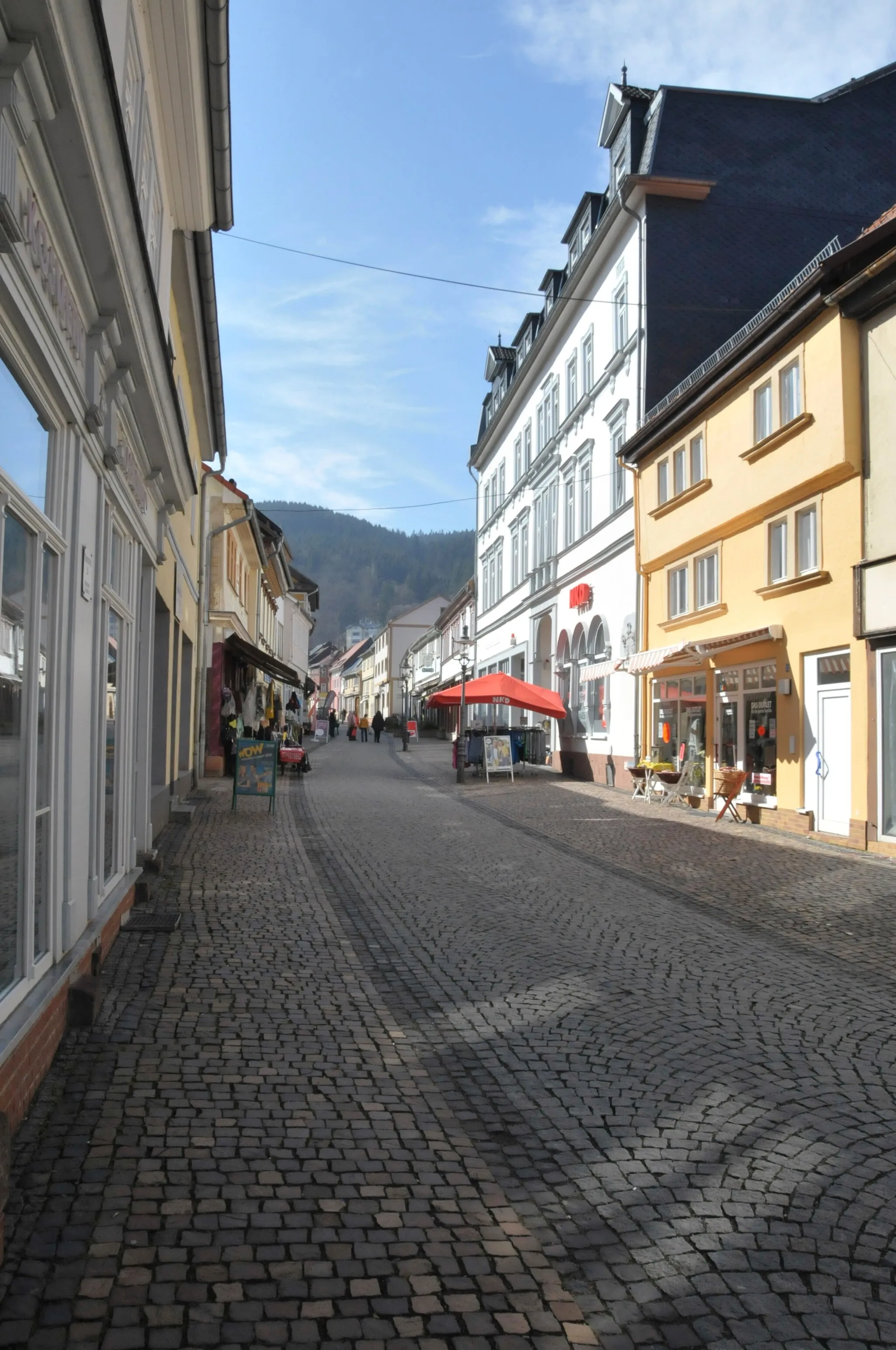 Photo showing: Friedrichroda, Blick in die Hauptstraße