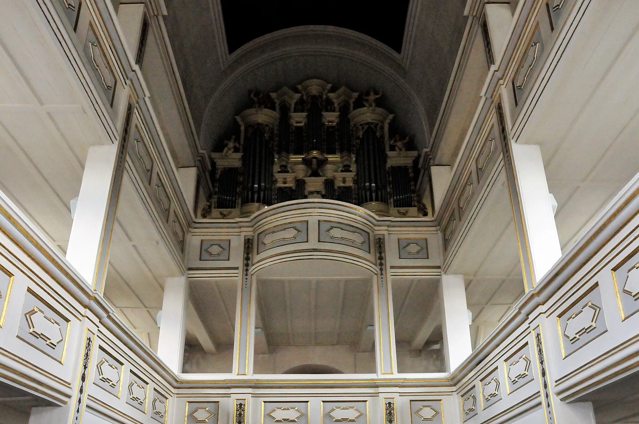 Photo showing: Blick in die Orgelempore der Nikolaikirche in Geschwenda, Ilm-Kreis, Thüringen