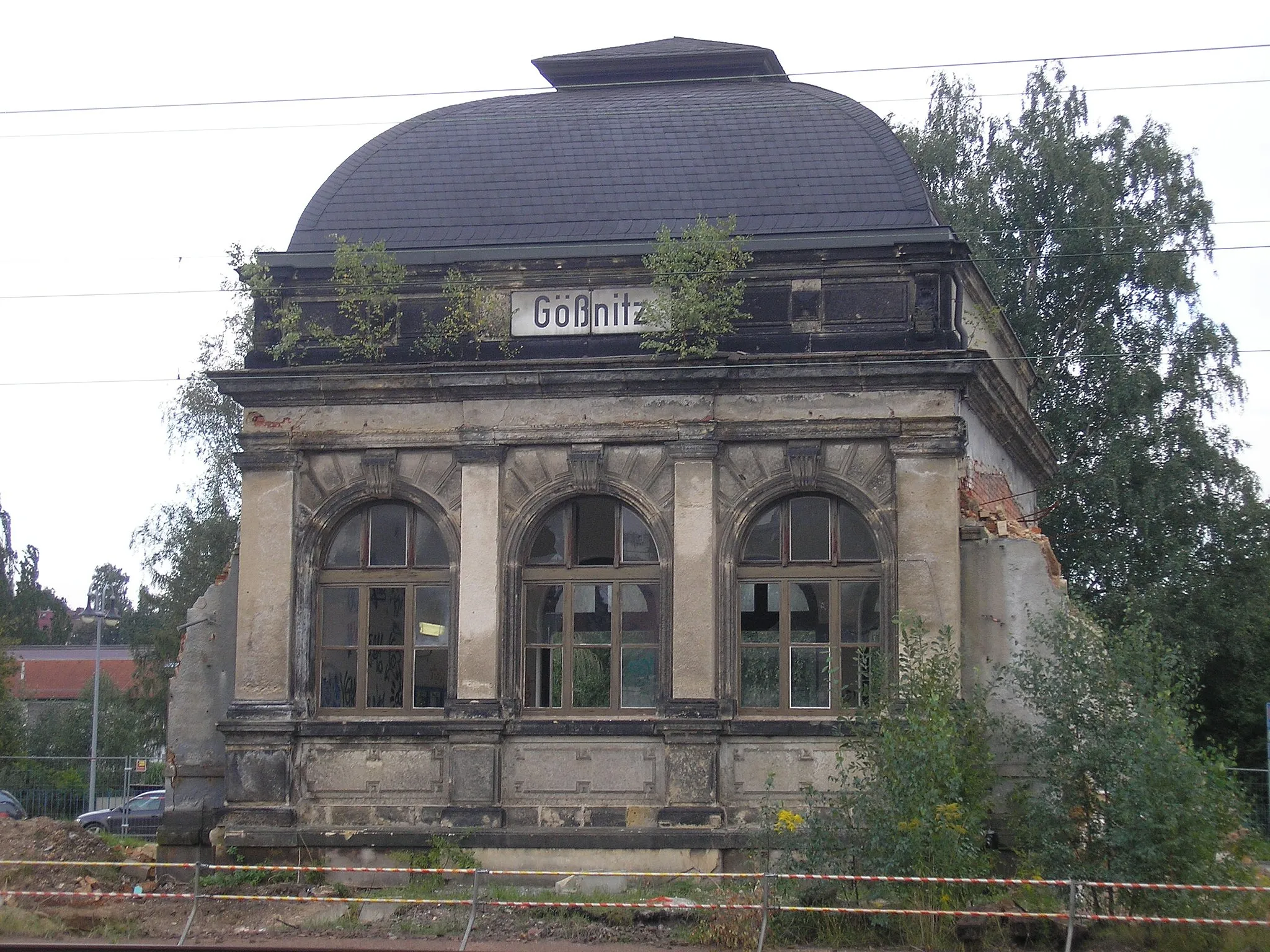 Photo showing: Der neubarocke Mittelpavillon des Bahnhofs in Gößnitz (Thüringen) von 1860. Nord- und Südflügel sind bereits abgerissen, der Pavillon folgt im Oktober 2010.