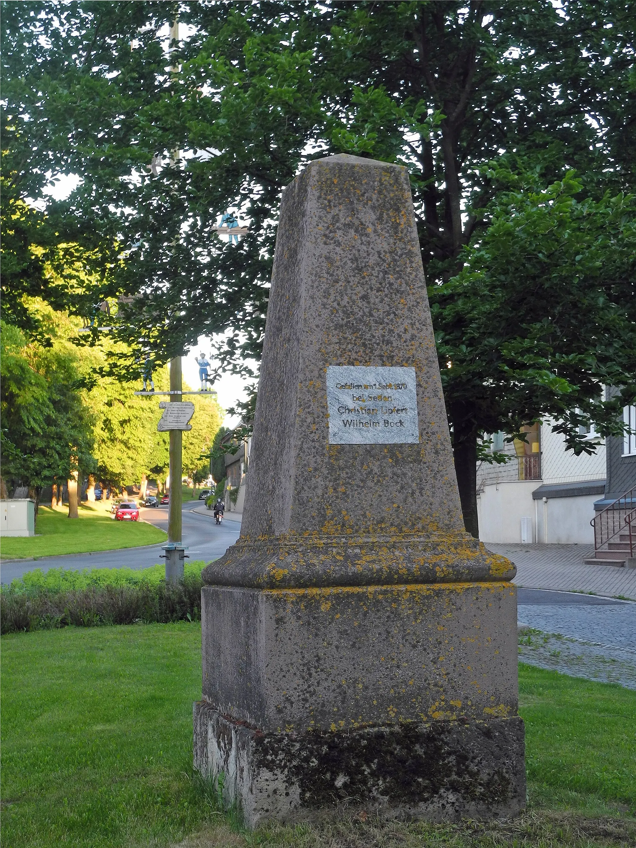 Photo showing: Kriegerdenkmal 1870/71 in Großbreitenbach, bei Hauptstr. 92