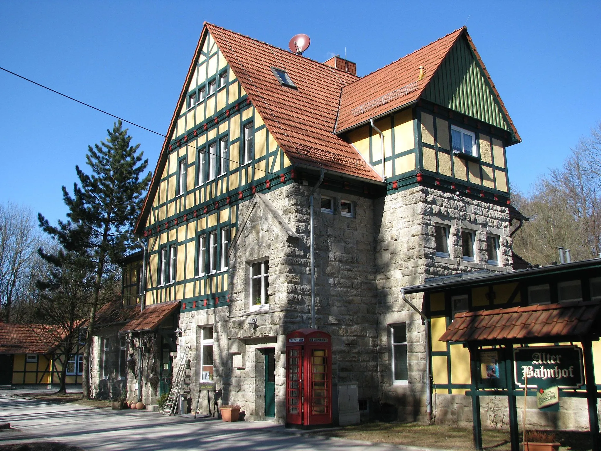 Photo showing: Der Alte Bahnhof östlich von Heyerode am Hainich.