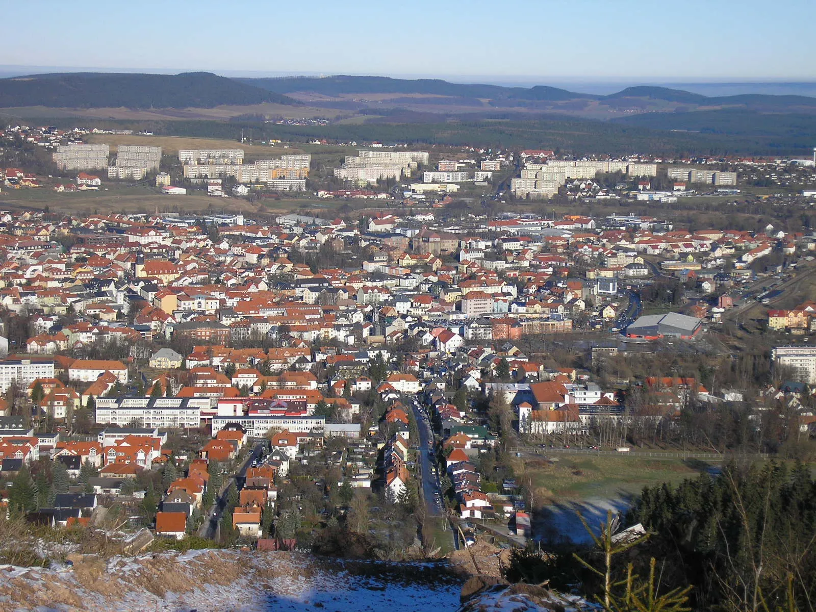 Photo showing: Blick auf das Stadtzentrum von Ilmenau, dahinter Pörlitzer Höhe (Plattenbausiedlung) und die Reinsberge vom Lindenberg aus.