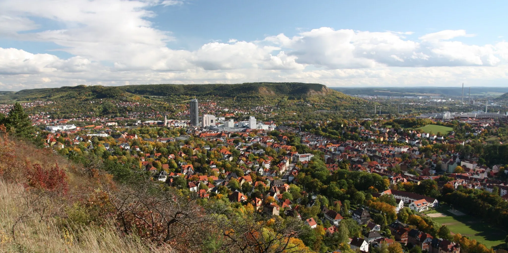 Photo showing: view over Jena (Germany) from a hiking trail in the hills north-west of the city center.