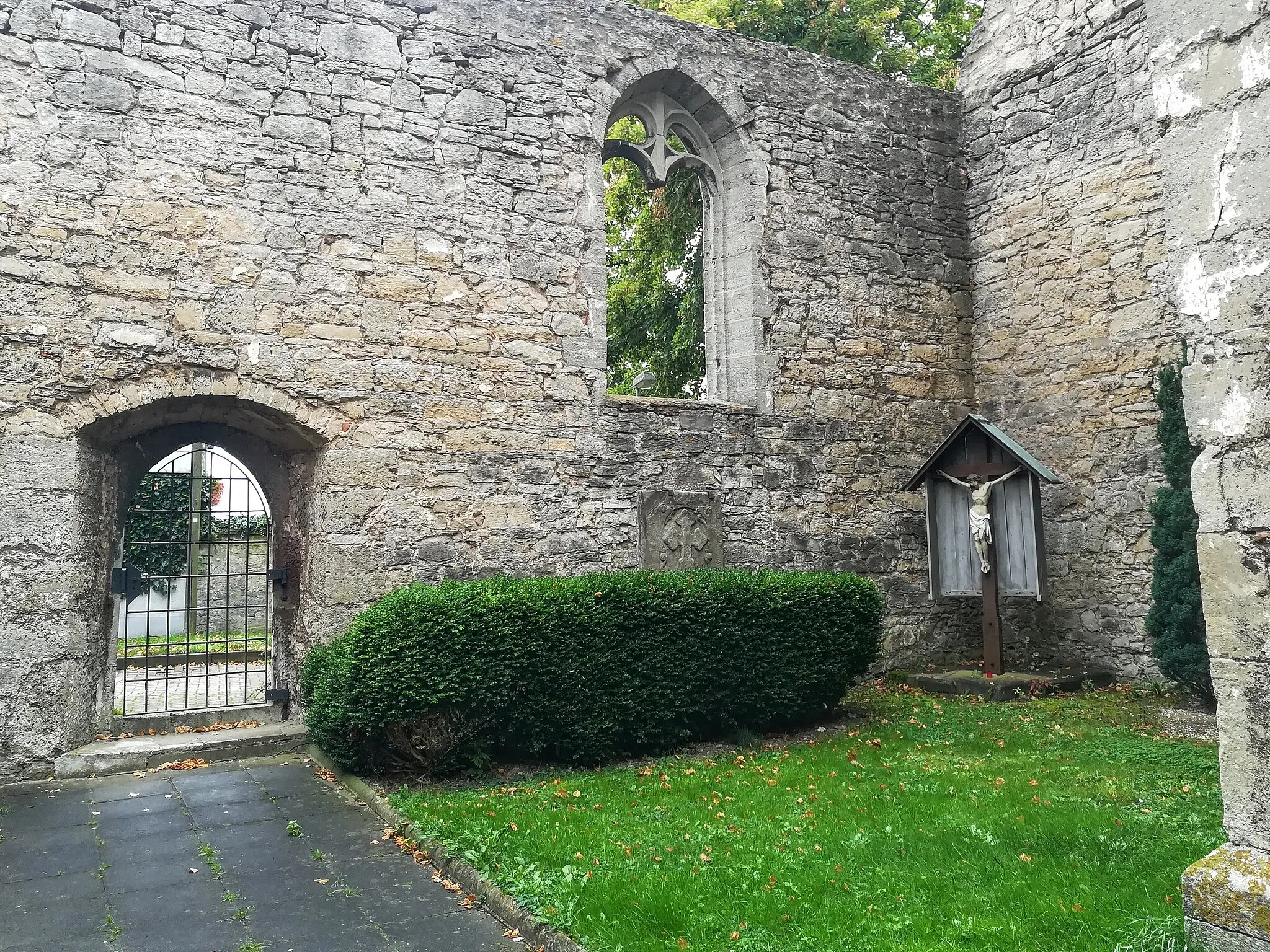 Photo showing: Im Schiff der Kirchenruine Katharinenberg.