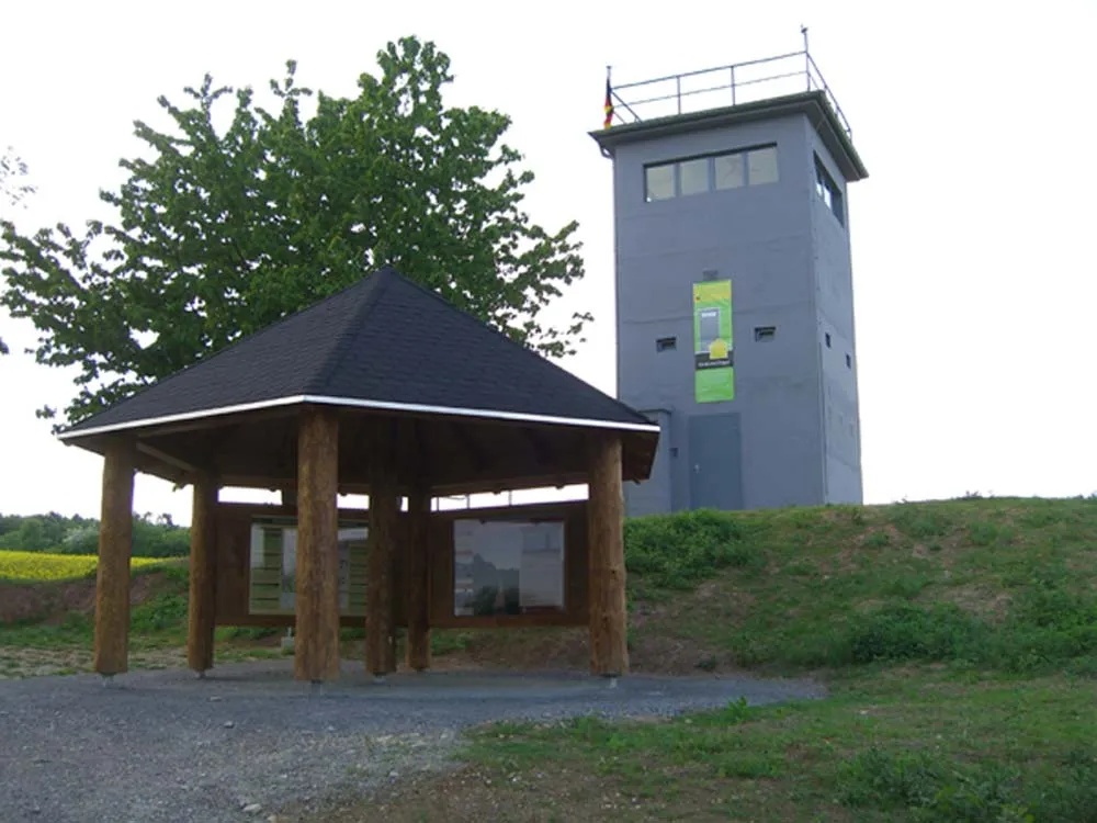 Photo showing: Hier sieht man den zum Museum hergerichteten, ehemaligen Grenzturm mit einem neu errichteten Informationspavillion über das "Grüne Band" und Wandermöglichkeiten in der Region.