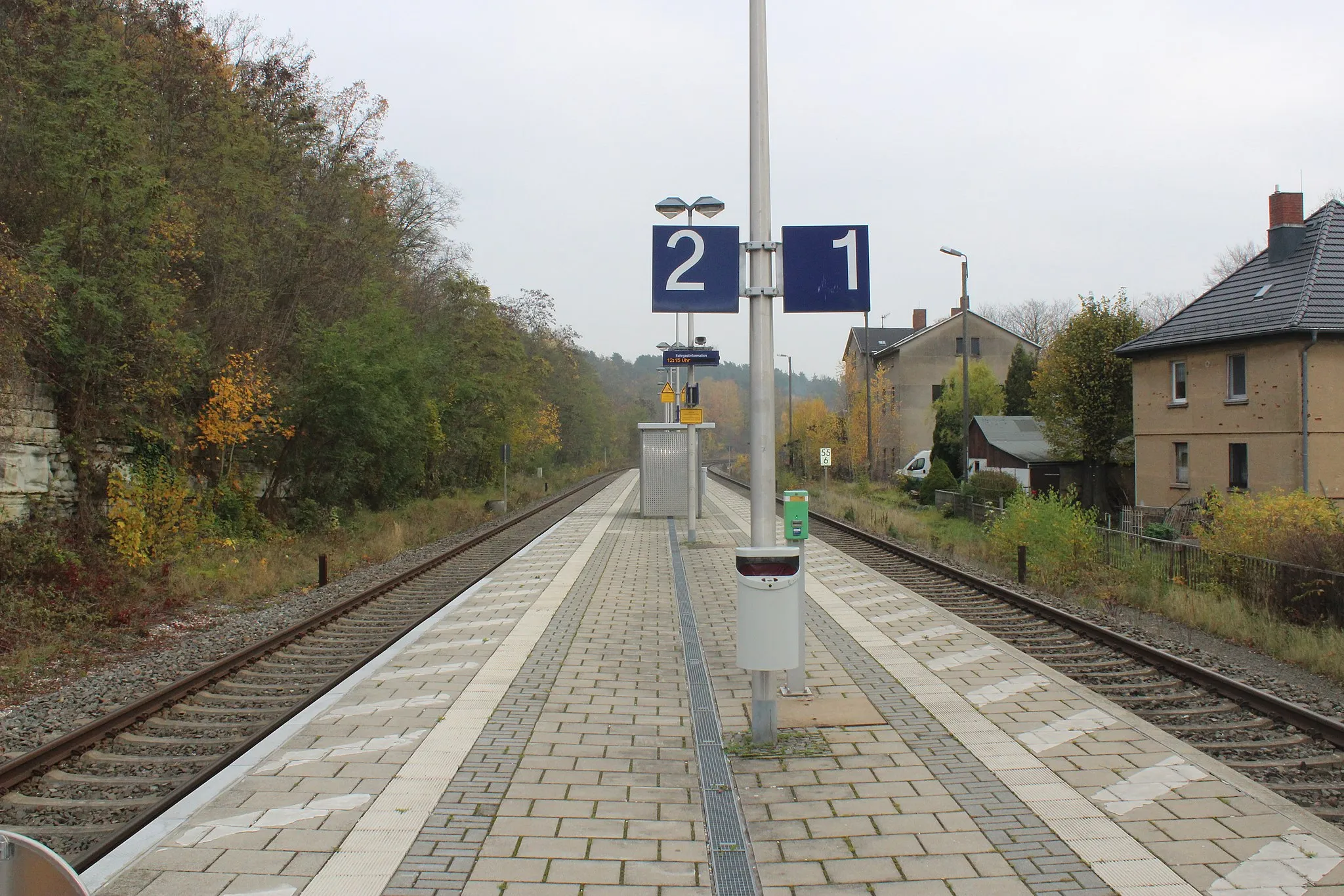 Photo showing: train station Kraftsdorf, platforms