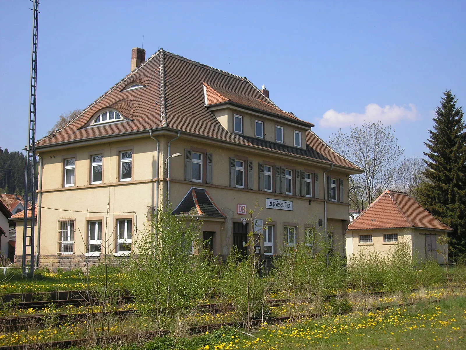 Photo showing: Der Bahnhof in Langewiesen bei Ilmenau (Thüringen). Erbaut: 30er-Jahre, stillgelegt 1998.