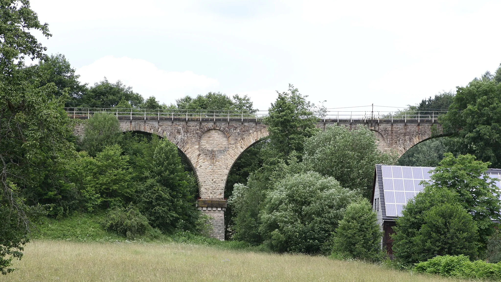 Photo showing: Eisenbahnviadukt in Mühlstraße, Mengersgereuth OT von Frankenblick