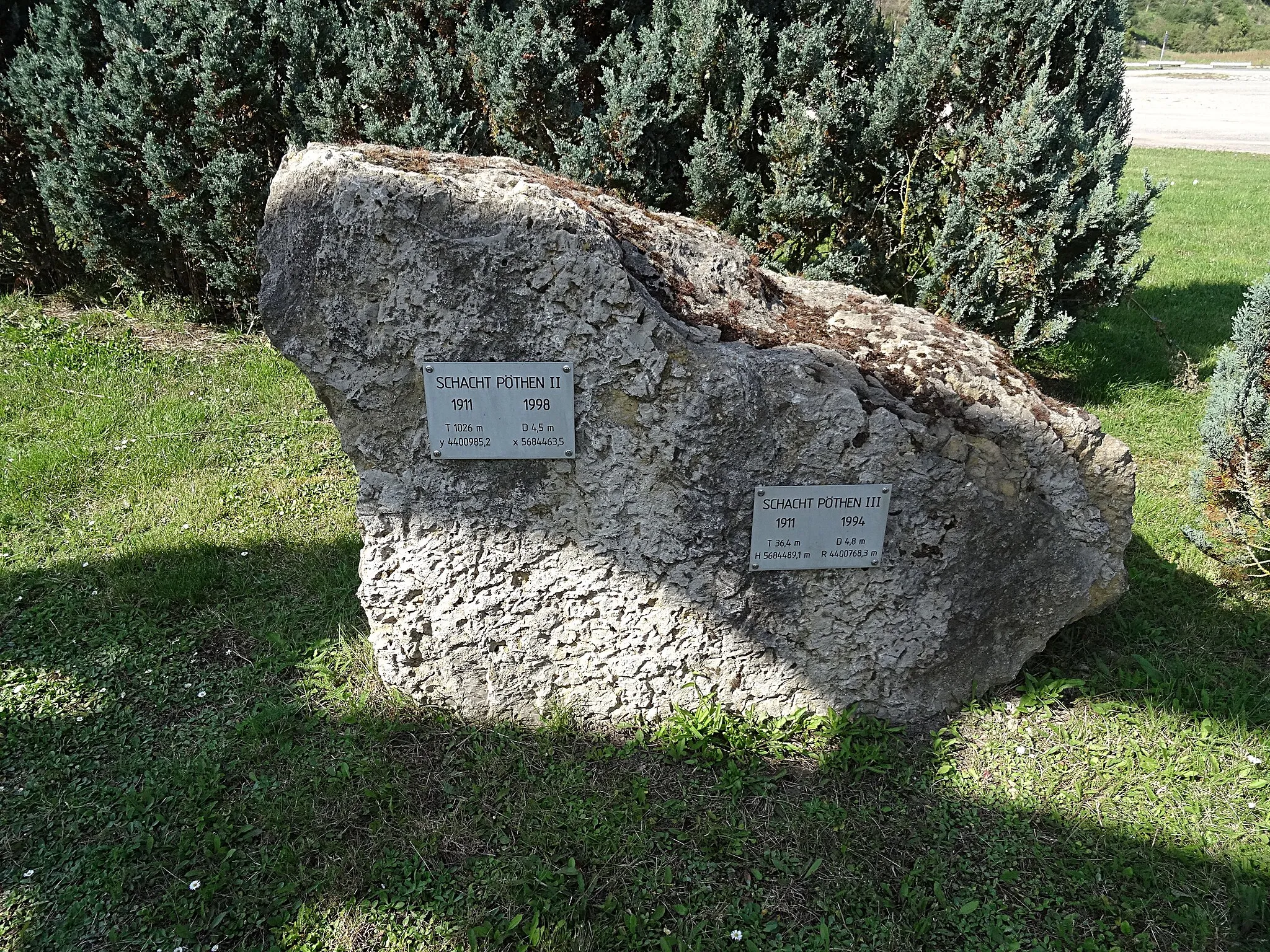 Photo showing: Erinnerungstafeln an die verschlossenen Kalischächte