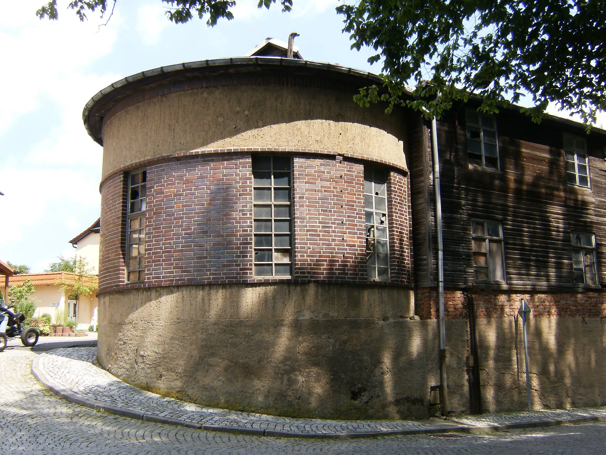 Photo showing: Muenchenbernsdorf, circular shaped former factory building from the twenties. 2009.