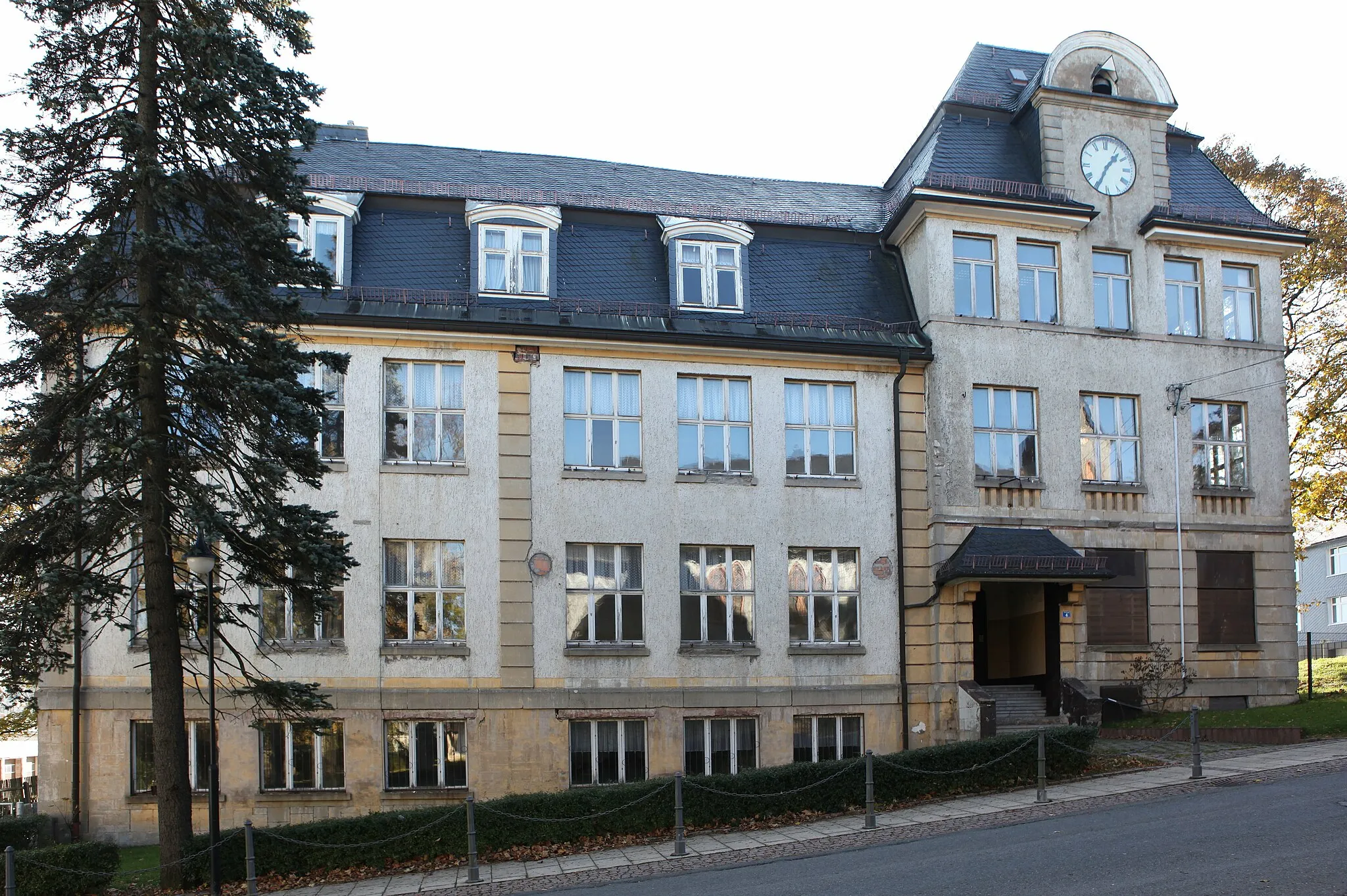 Photo showing: Schule, 1910/11 von P. Schade, Neuhaus am Rennweg, Kirchweg 4
