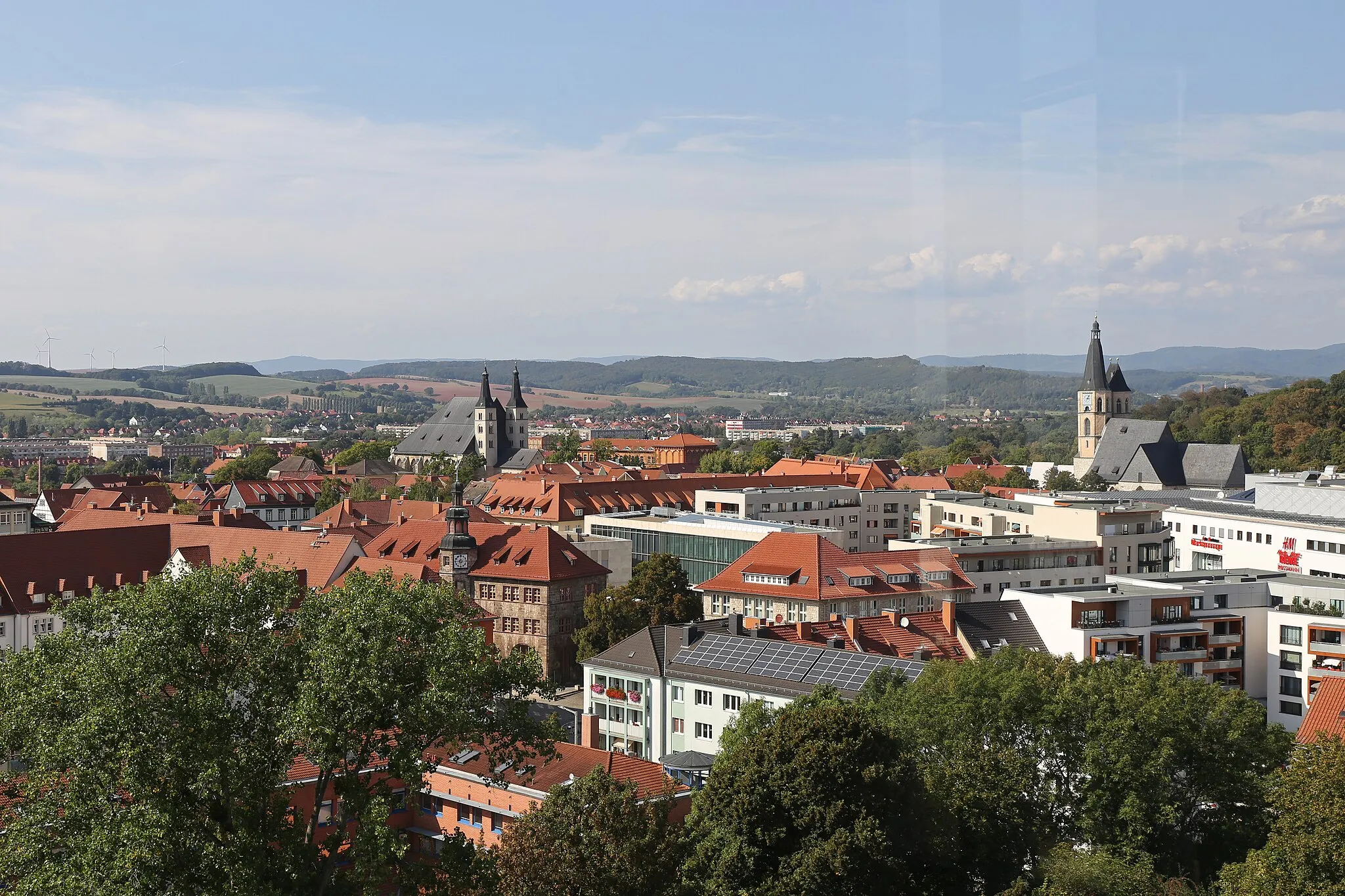 Photo showing: Blick vom Petri-Turm auf das Stadtzentrum von Nordhausen am Harz u. a. mit dem Nordhäuser Dom, Rathaus, Stadtbibliothek, Stadthaus, Blasiikirche