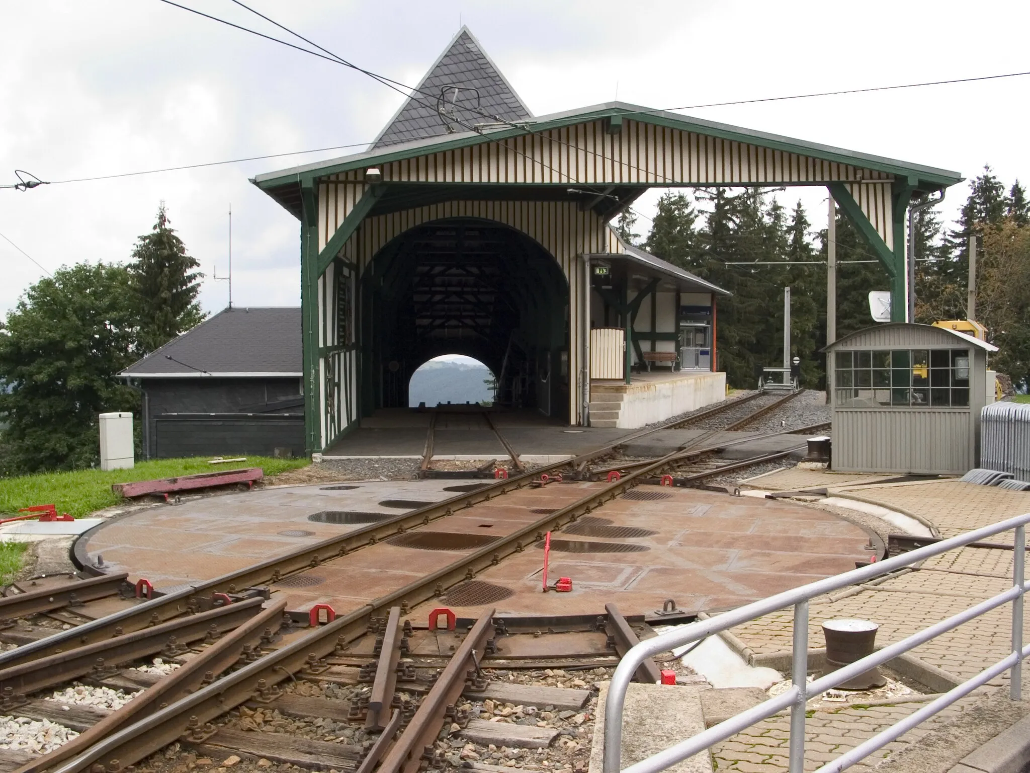 Photo showing: Bergstation in Lichtenhain - Bahnsteighalle & Drehscheibe