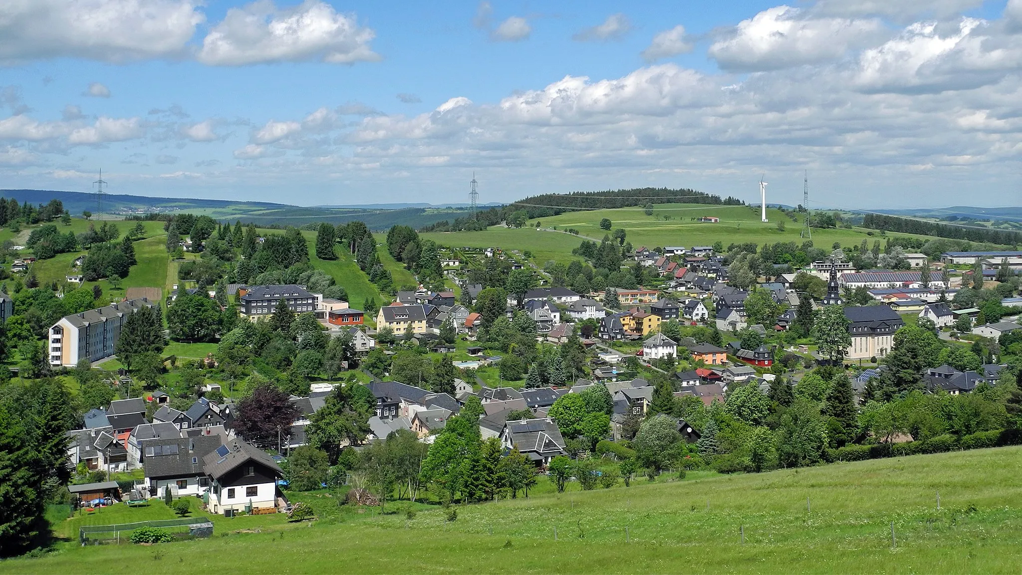 Photo showing: Blick von der Straße zum Fröbelturm auf Oberweißbach mit Fröbelschule und Hoffnungskirche
