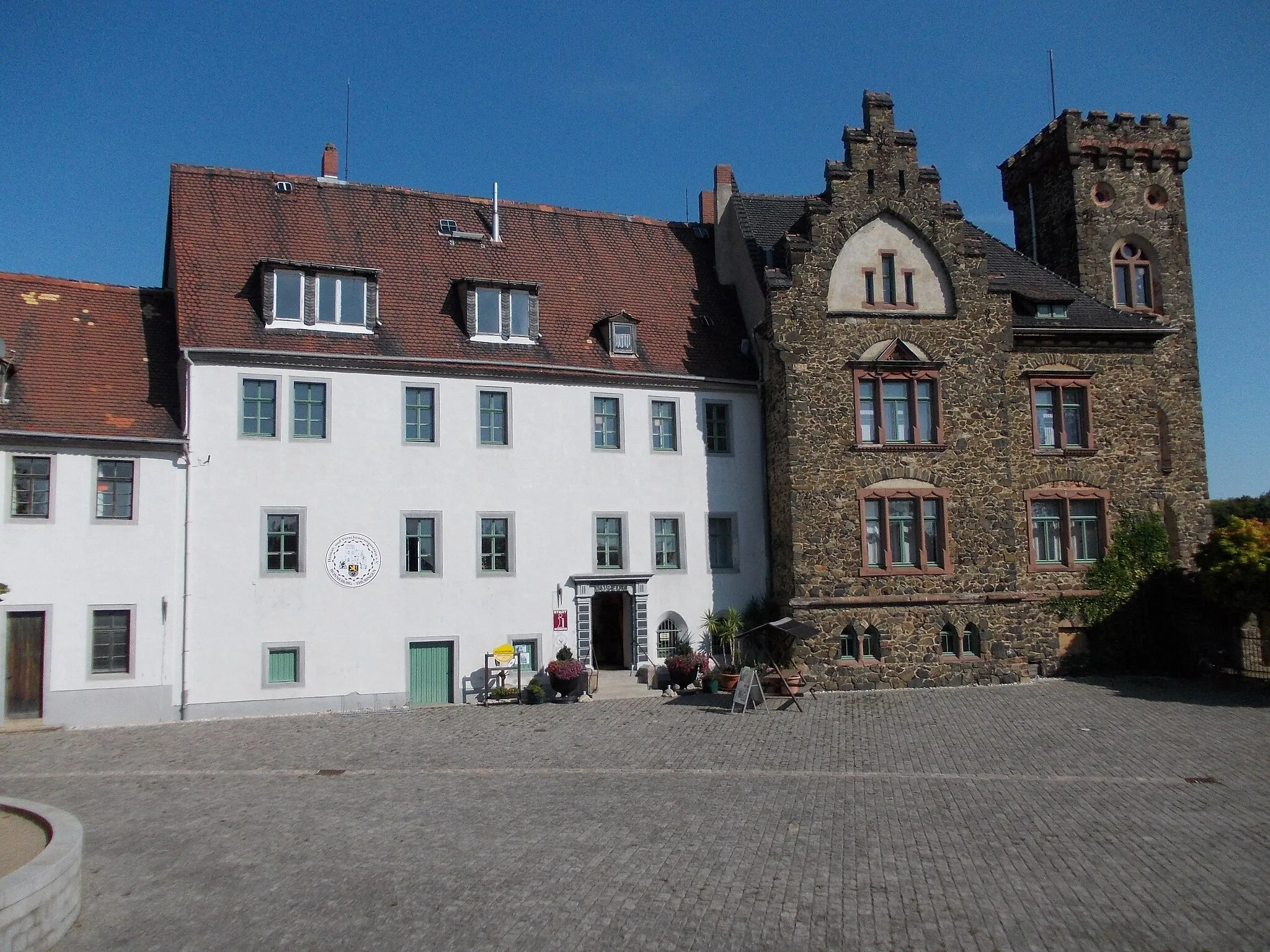 Photo showing: Ronneburg Castle (Greiz district, Thuringia) with the tower built in 1898-1900 as a home for the local judge and the museum