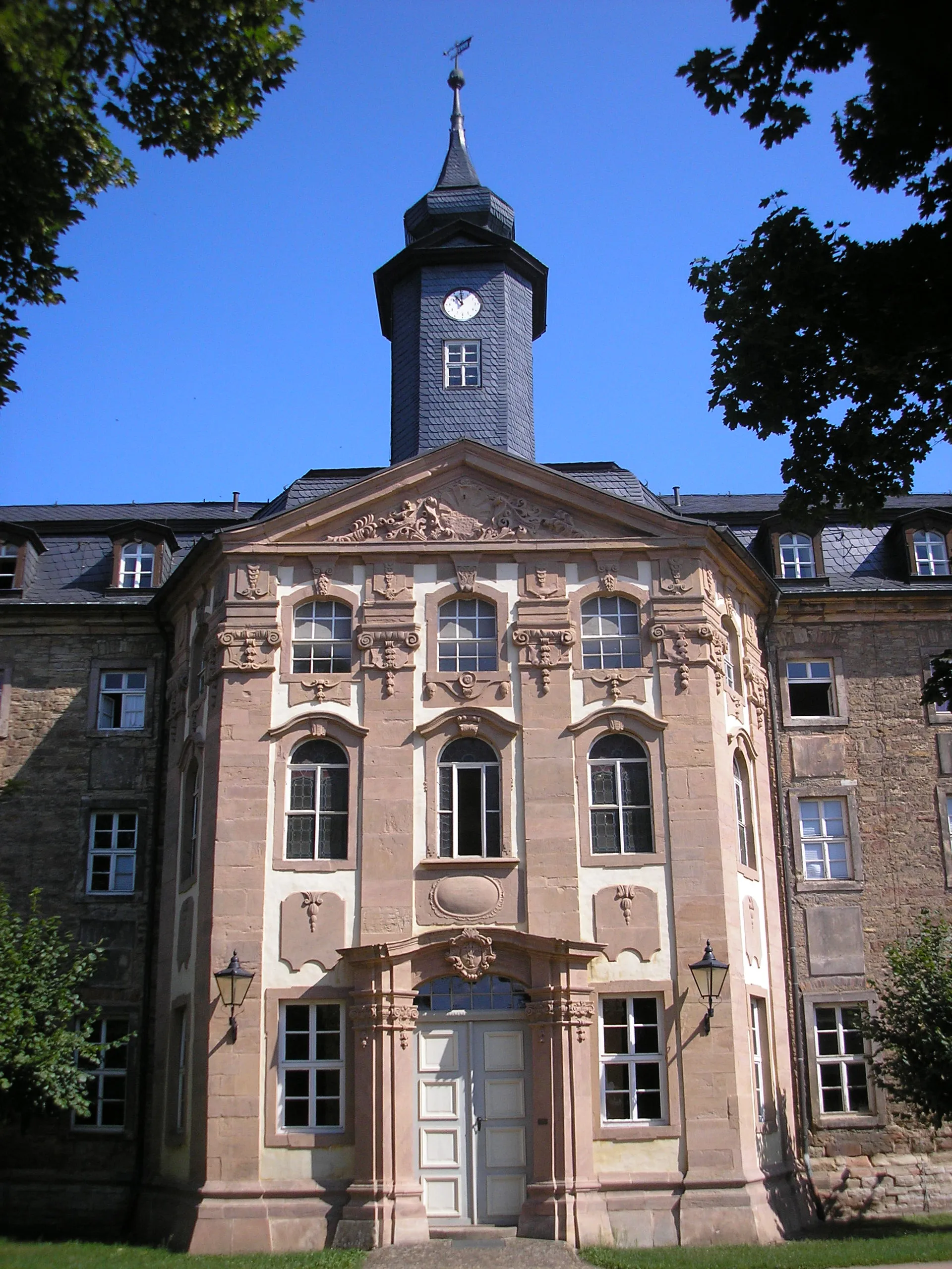 Photo showing: Der Mittelrisalit der Klosterschule in Roßleben (Thüringen).