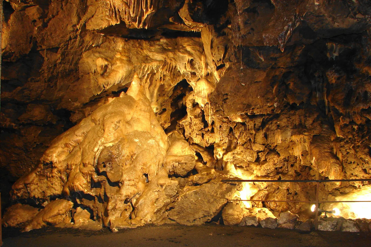 Photo showing: The Pyramid  (a living rock) in the Kittelsthal Cave.