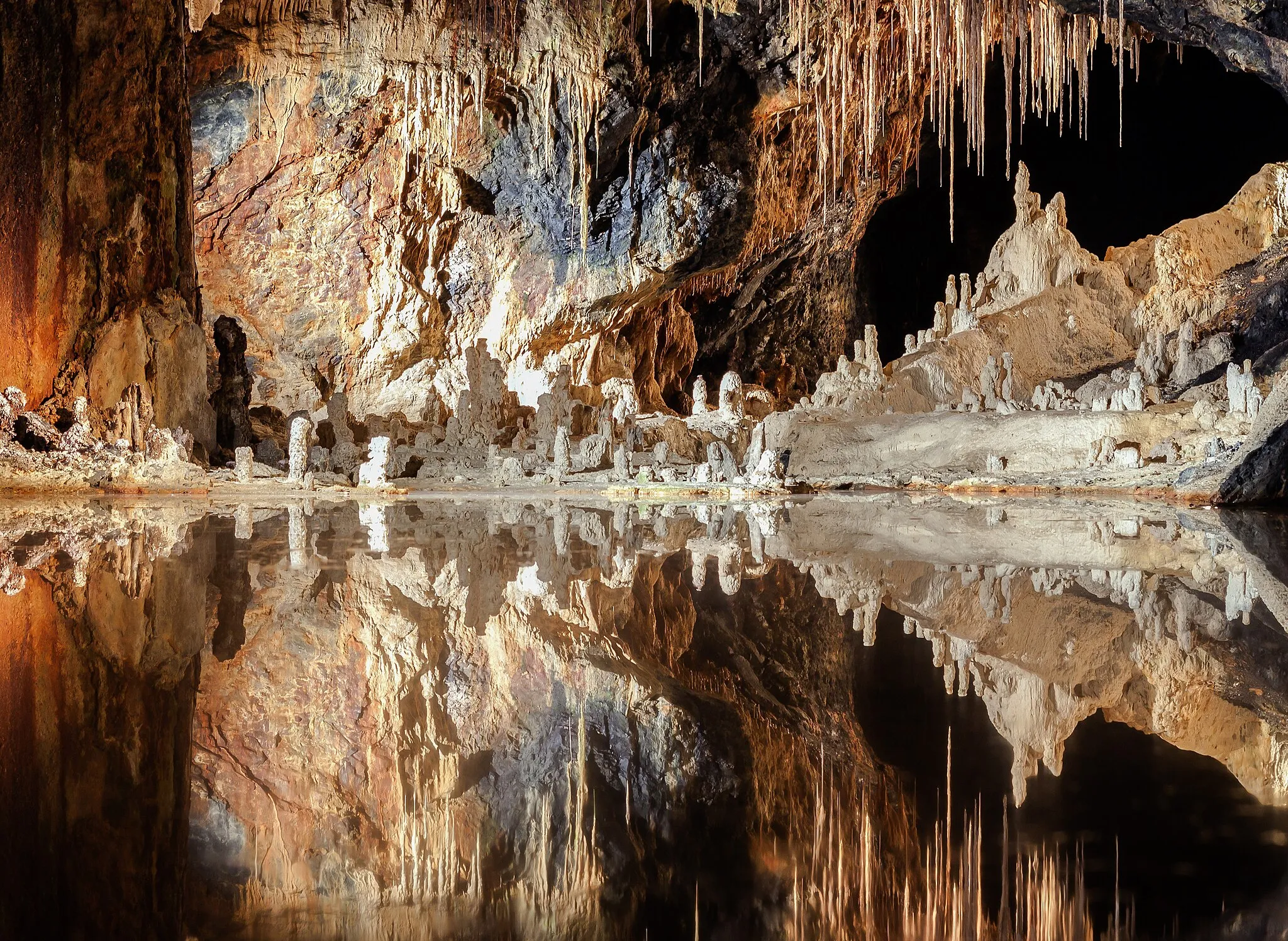 Photo showing: "Fairy Kingdom", a cave inside the Saalfeld Fairy Grottoes in Germany.