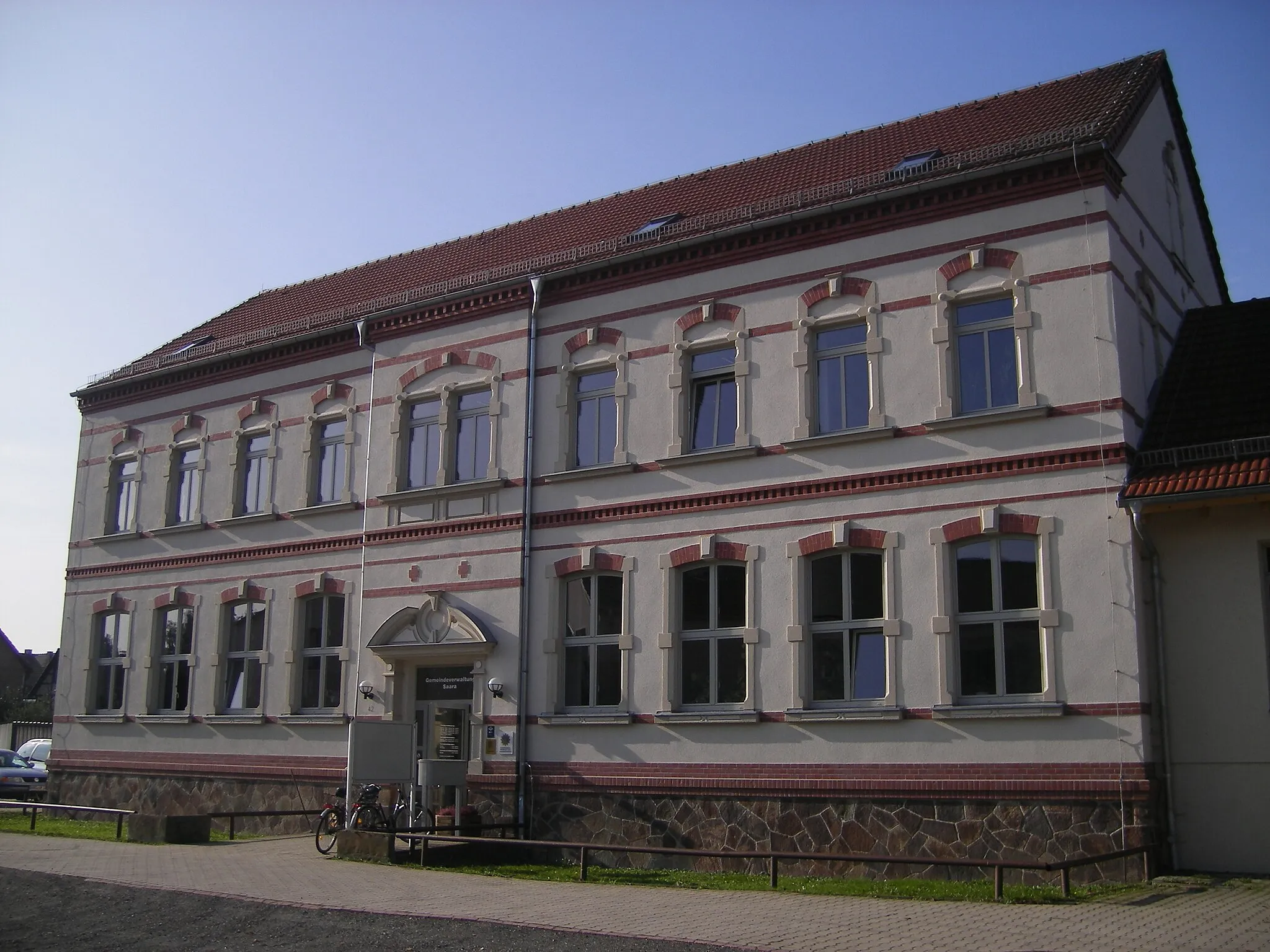 Photo showing: This picture shows the old school and the municipal office in Saara in Altenburger Land/Thuringia/Germany.
